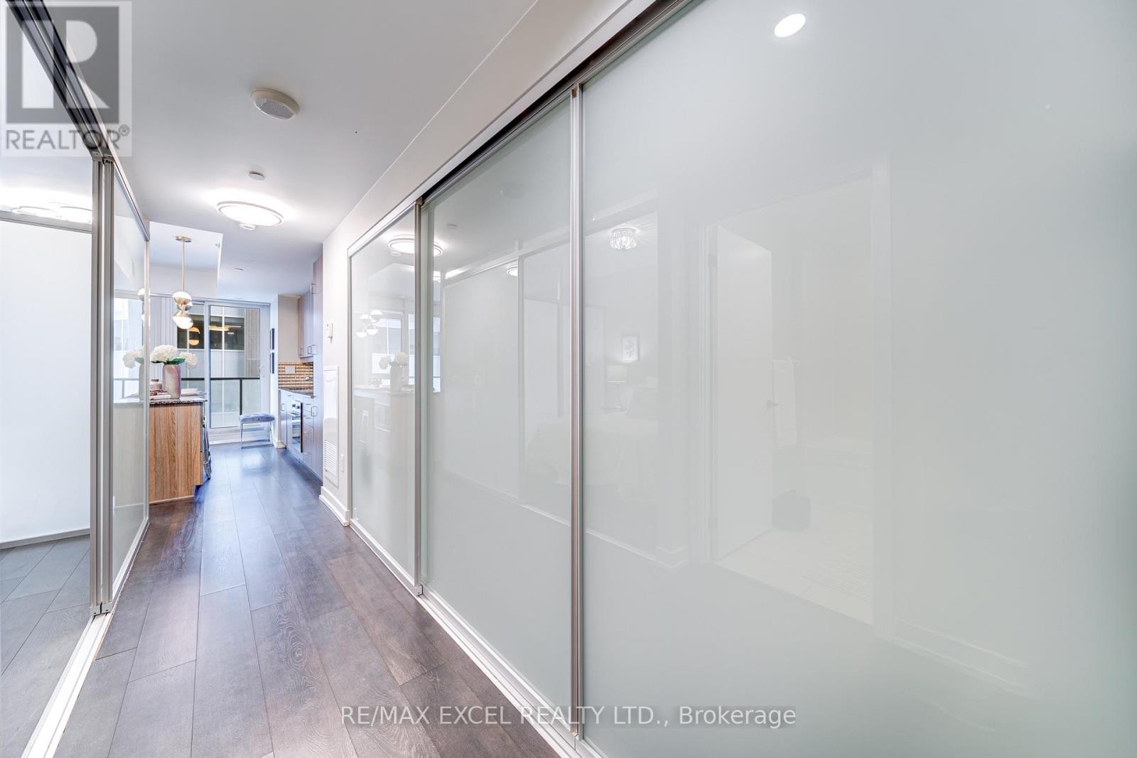 












1705 - 426 UNIVERSITY AVENUE

,
Toronto (Kensington-Chinatown),




Ontario
M5G1S9

