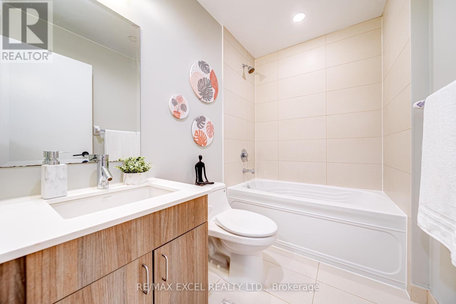 












1705 - 426 UNIVERSITY AVENUE

,
Toronto (Kensington-Chinatown),




Ontario
M5G1S9

