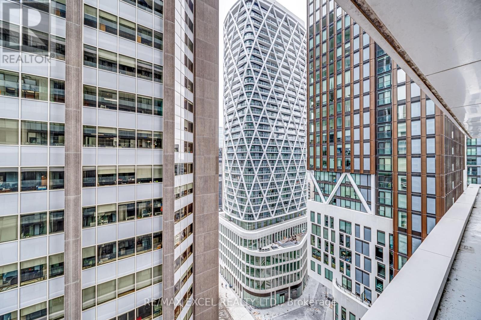 












1705 - 426 UNIVERSITY AVENUE

,
Toronto (Kensington-Chinatown),




Ontario
M5G1S9

