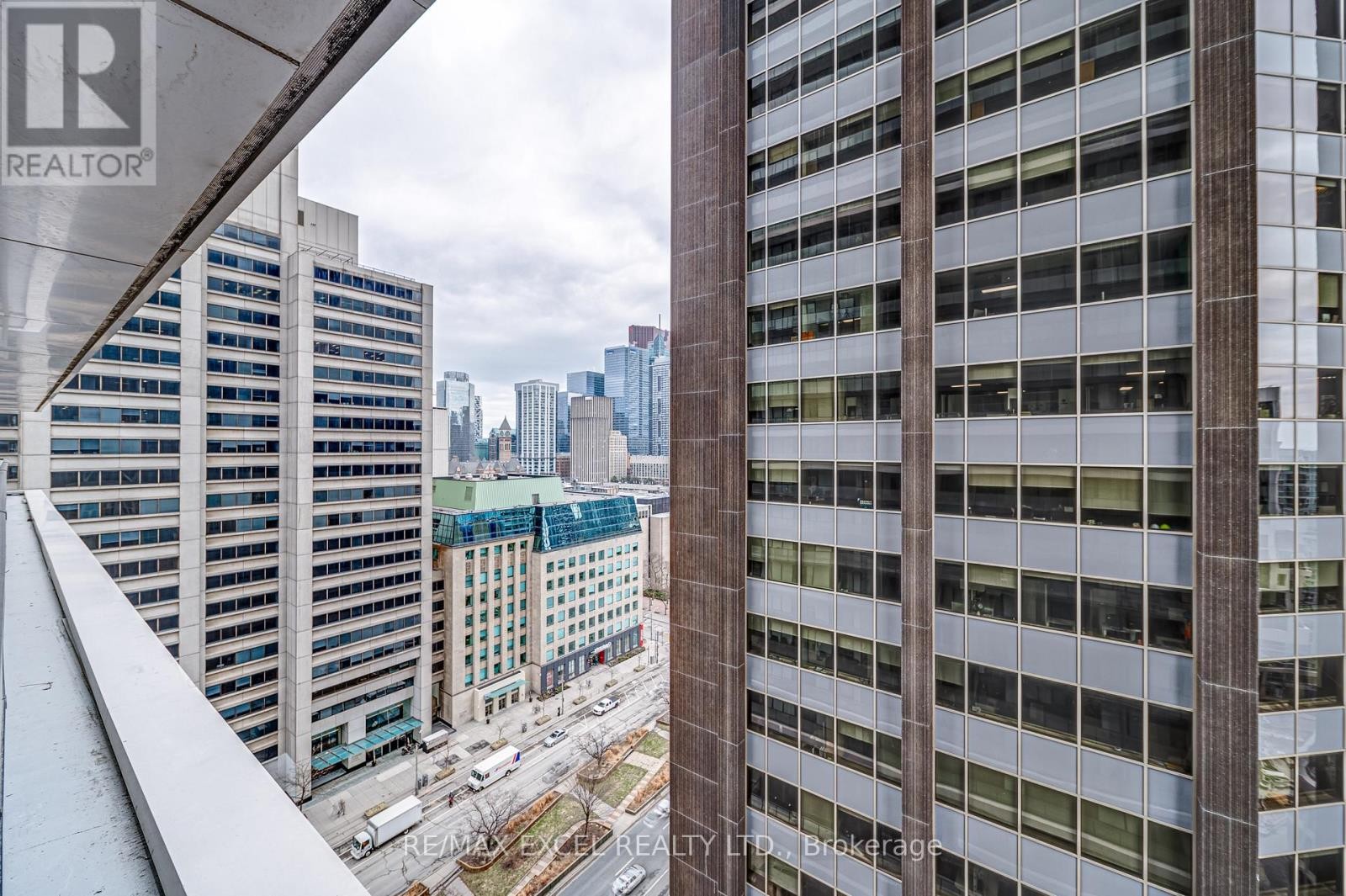 












1705 - 426 UNIVERSITY AVENUE

,
Toronto (Kensington-Chinatown),




Ontario
M5G1S9

