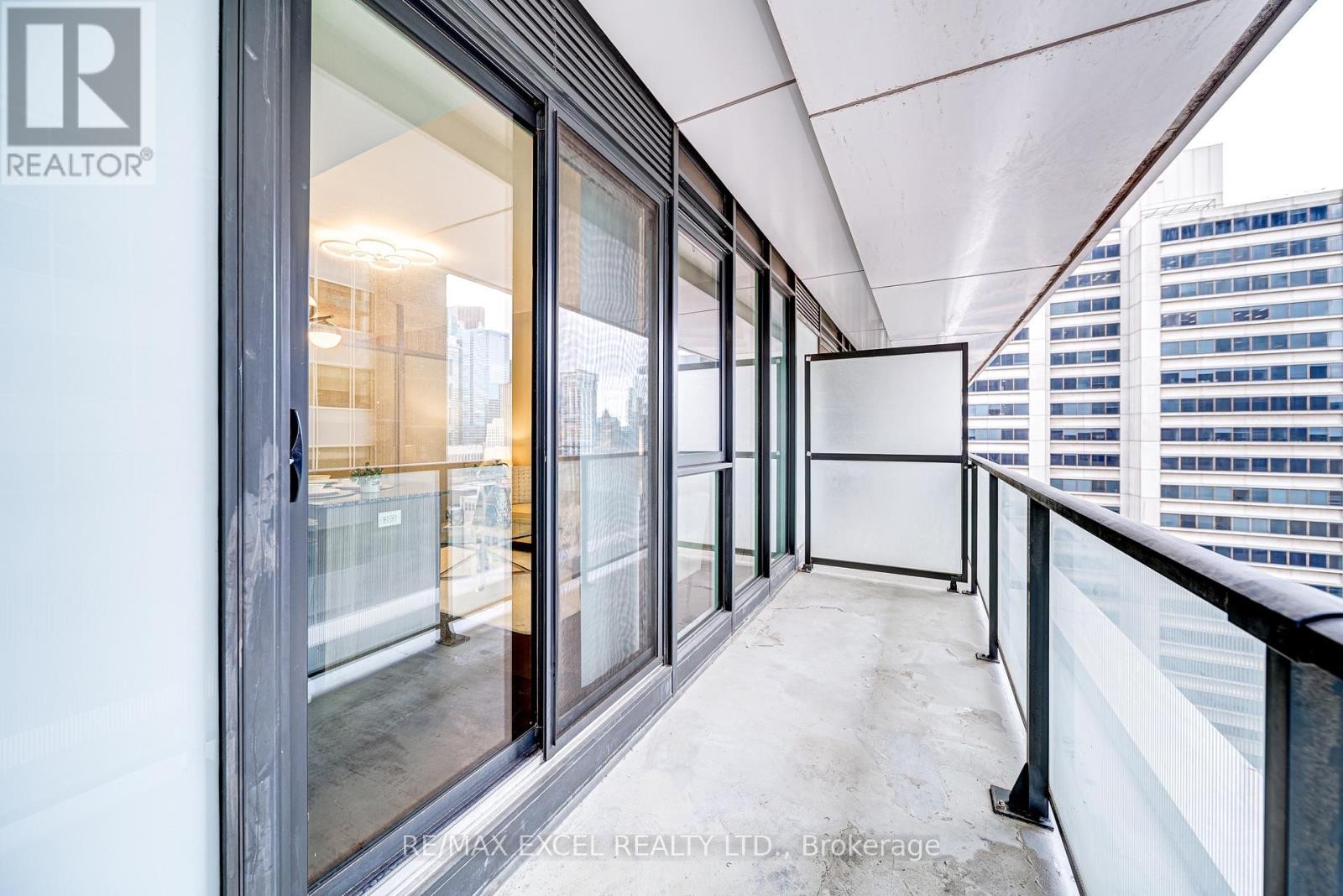 












1705 - 426 UNIVERSITY AVENUE

,
Toronto (Kensington-Chinatown),




Ontario
M5G1S9


