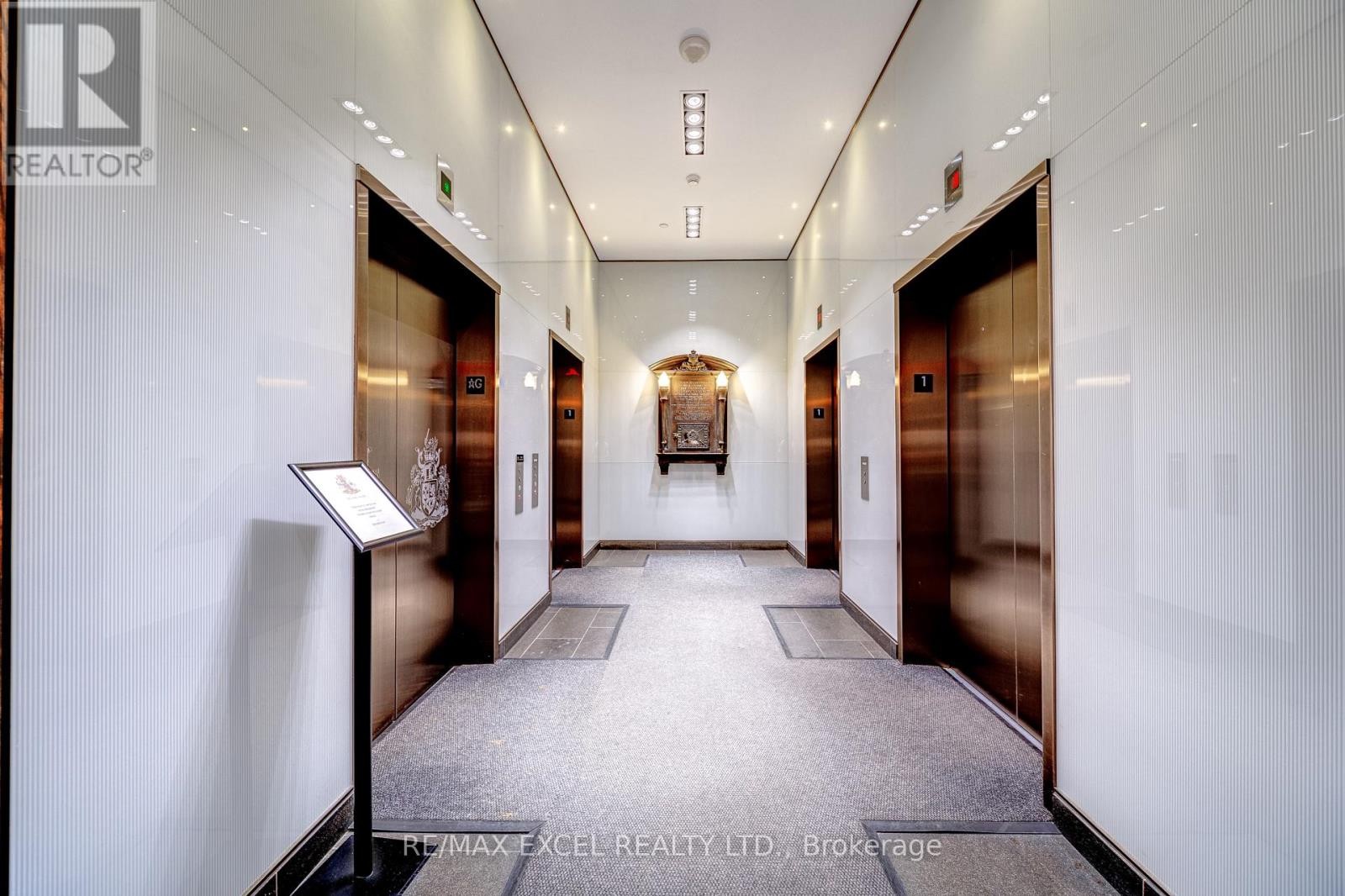 












1705 - 426 UNIVERSITY AVENUE

,
Toronto (Kensington-Chinatown),




Ontario
M5G1S9

