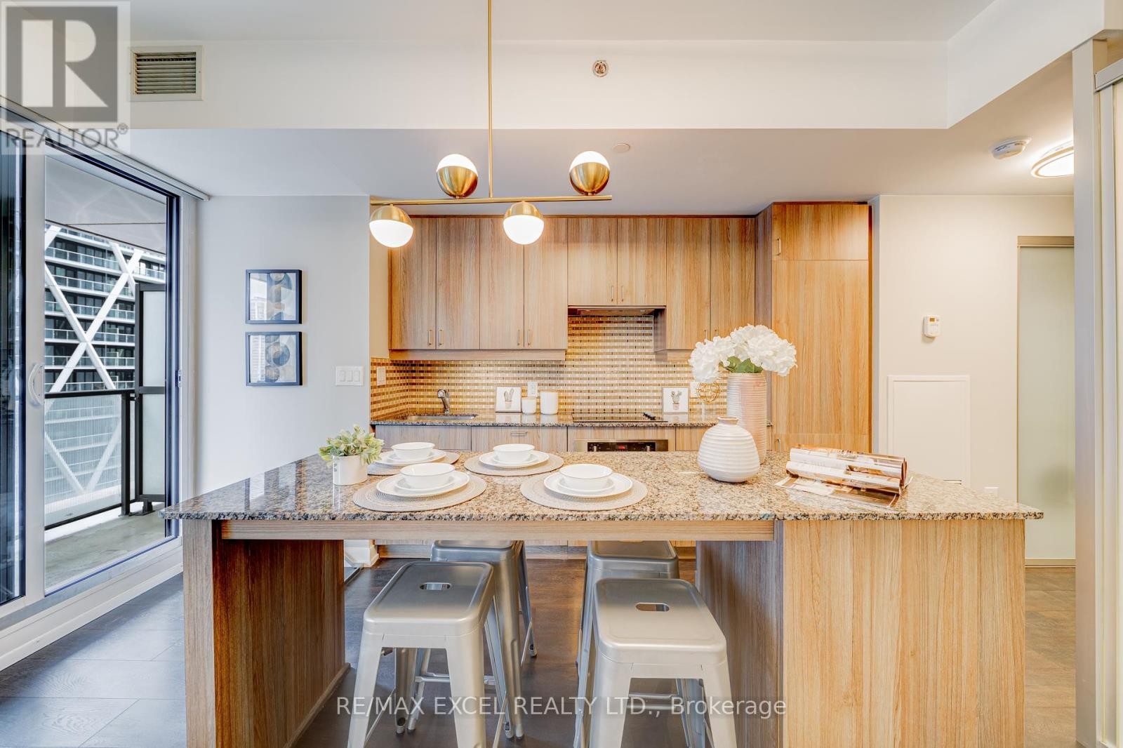 












1705 - 426 UNIVERSITY AVENUE

,
Toronto (Kensington-Chinatown),




Ontario
M5G1S9

