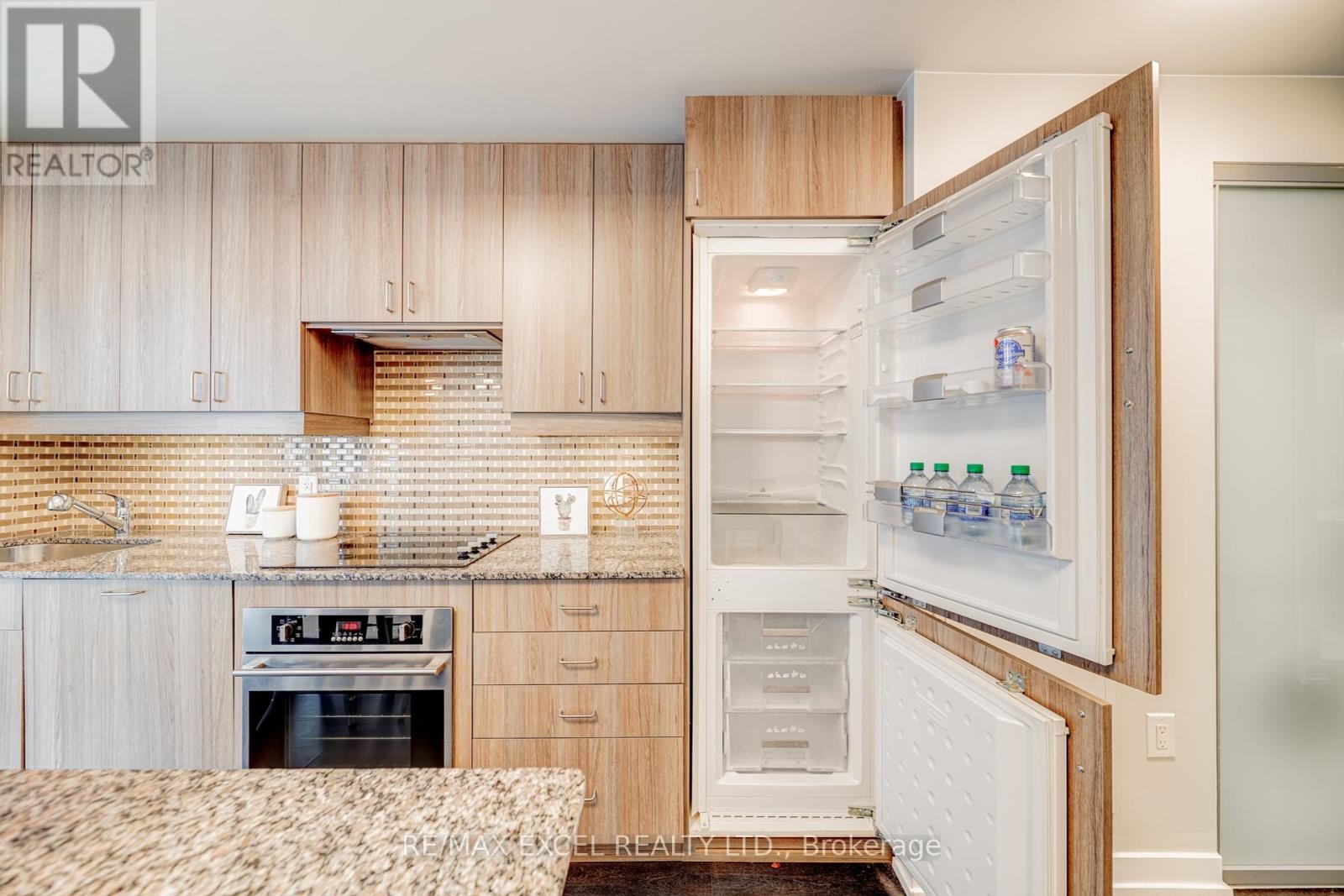 












1705 - 426 UNIVERSITY AVENUE

,
Toronto (Kensington-Chinatown),




Ontario
M5G1S9

