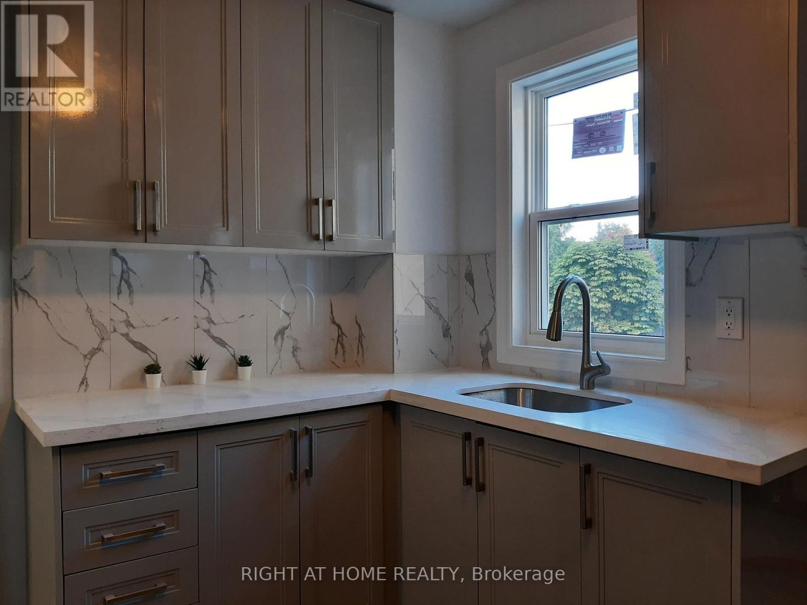 












UPPER - 513 MOUNT PLEASANT ROAD

,
Toronto (Mount Pleasant East),




Ontario
M4S2M4

