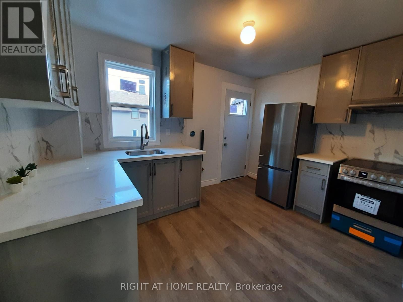 












UPPER - 513 MOUNT PLEASANT ROAD

,
Toronto (Mount Pleasant East),




Ontario
M4S2M4

