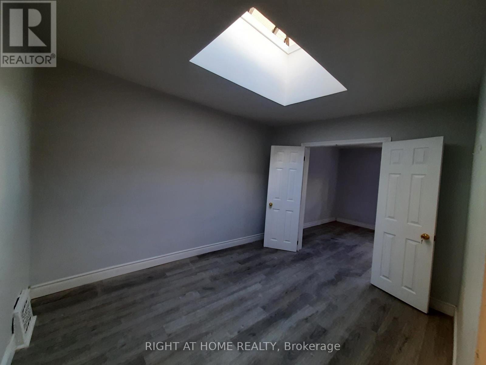 












UPPER - 513 MOUNT PLEASANT ROAD

,
Toronto (Mount Pleasant East),




Ontario
M4S2M4

