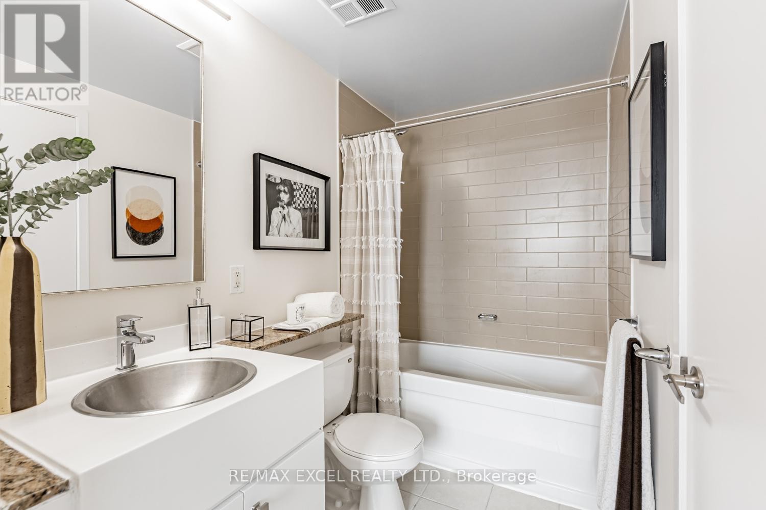 












3511 - 10 NAVY WHARF COURT

,
Toronto (Waterfront Communities),




Ontario
M5V3V2


