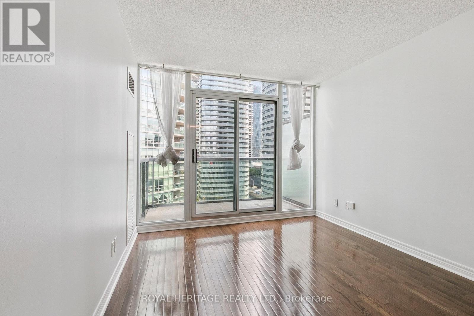 












1905 - 51 LOWER SIMCOE STREET

,
Toronto (Waterfront Communities),




Ontario
M5J3A2

