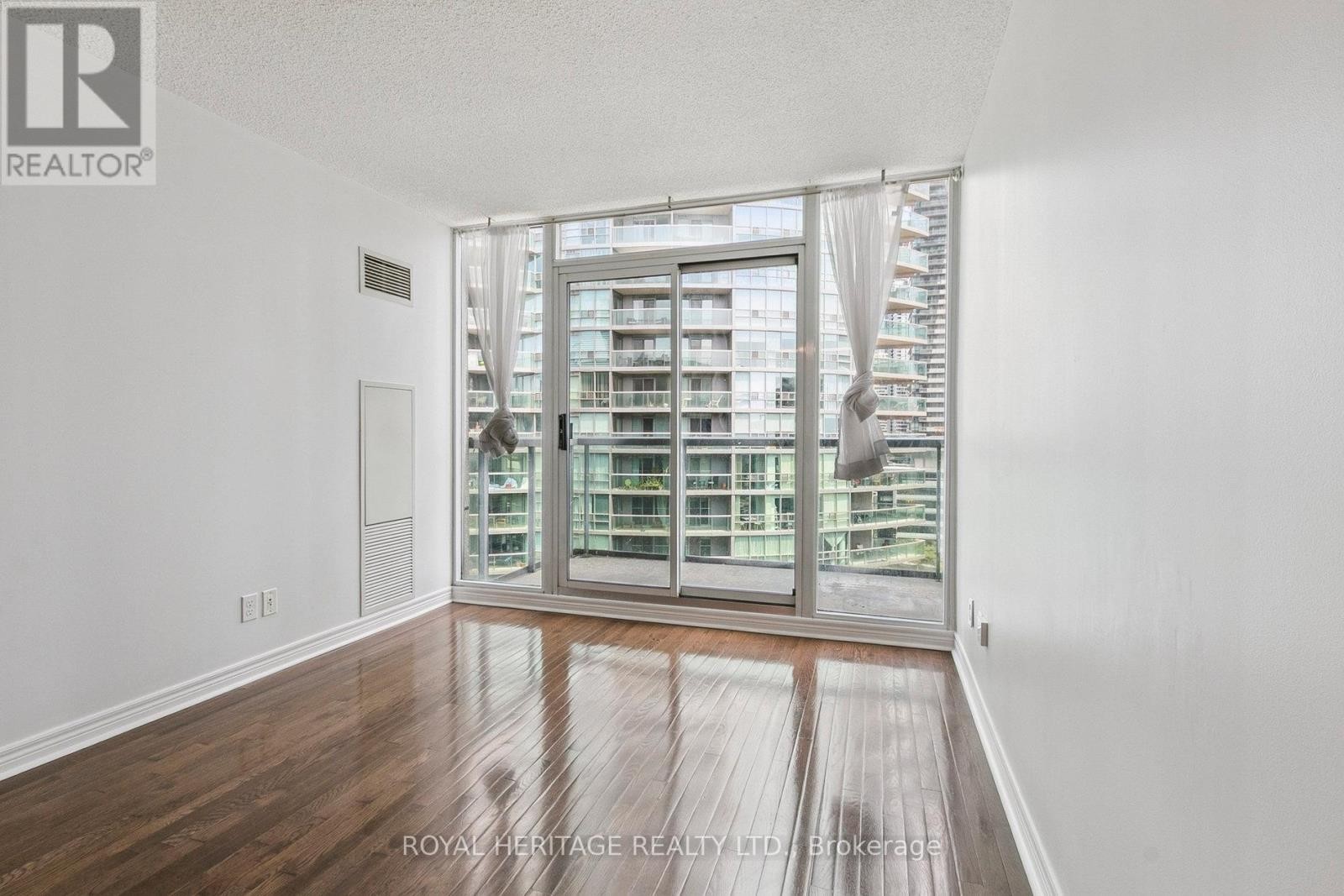 












1905 - 51 LOWER SIMCOE STREET

,
Toronto (Waterfront Communities),




Ontario
M5J3A2

