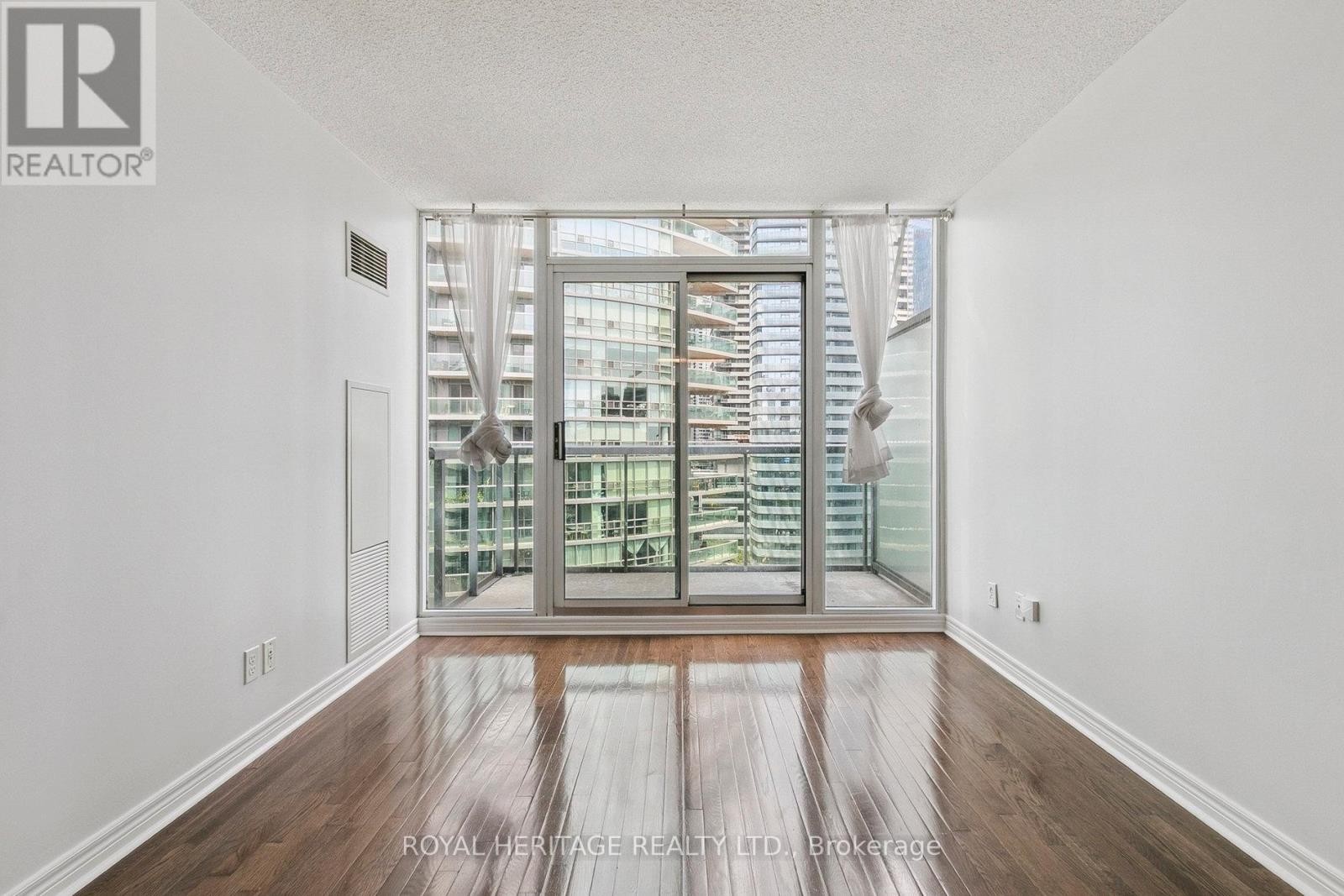 












1905 - 51 LOWER SIMCOE STREET

,
Toronto (Waterfront Communities),




Ontario
M5J3A2

