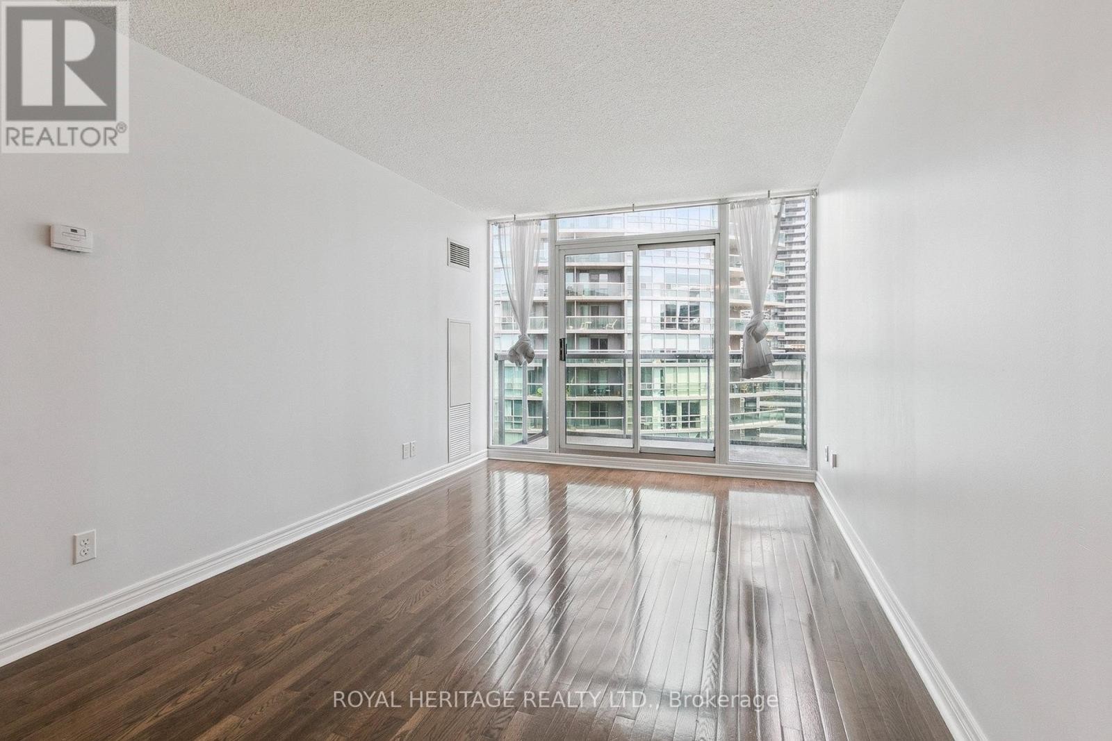 












1905 - 51 LOWER SIMCOE STREET

,
Toronto (Waterfront Communities),




Ontario
M5J3A2

