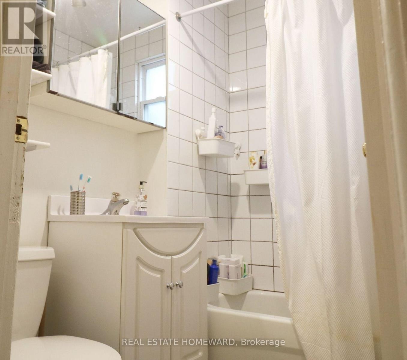 












118 HURON STREET

,
Toronto (Kensington-Chinatown),




Ontario
M5T2B2


