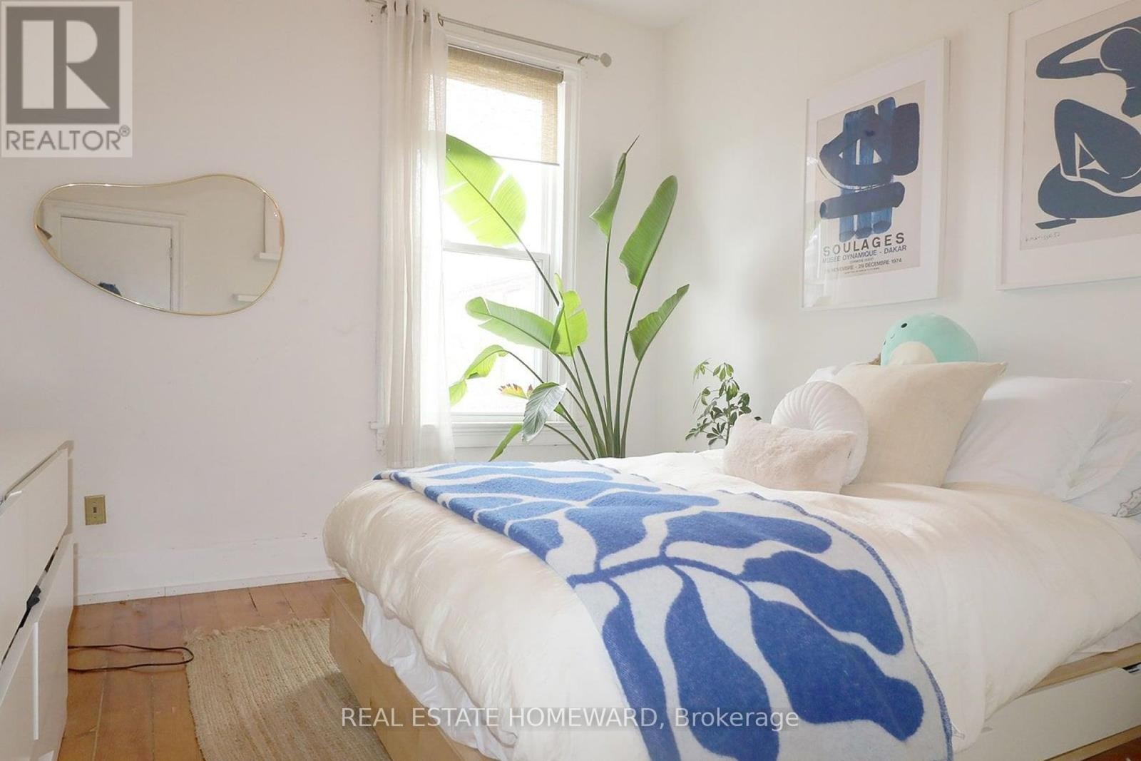 












118 HURON STREET

,
Toronto (Kensington-Chinatown),




Ontario
M5T2B2

