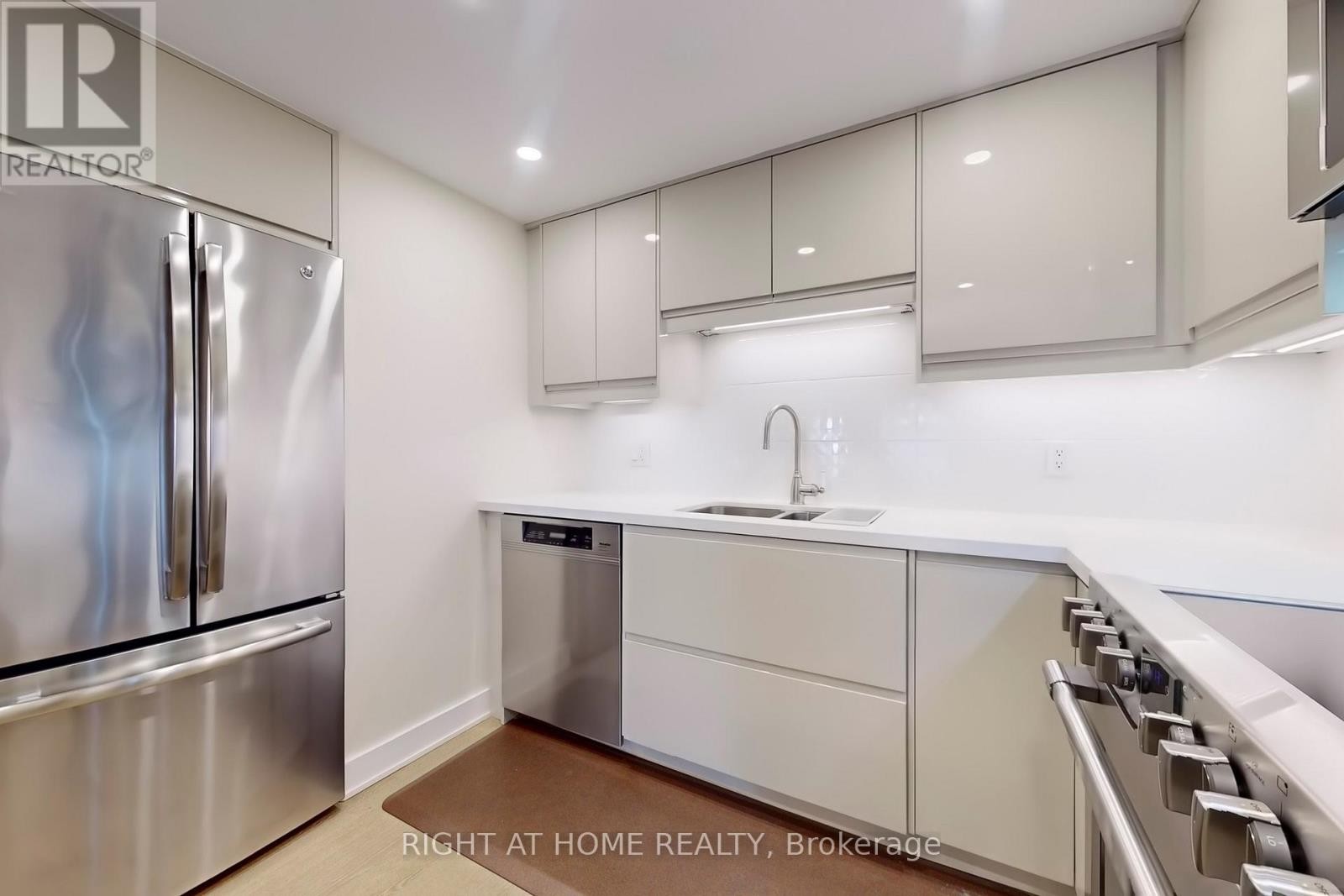 












2316 - 25 THE ESPLANADE

,
Toronto (Waterfront Communities),




Ontario
M5E1W5

