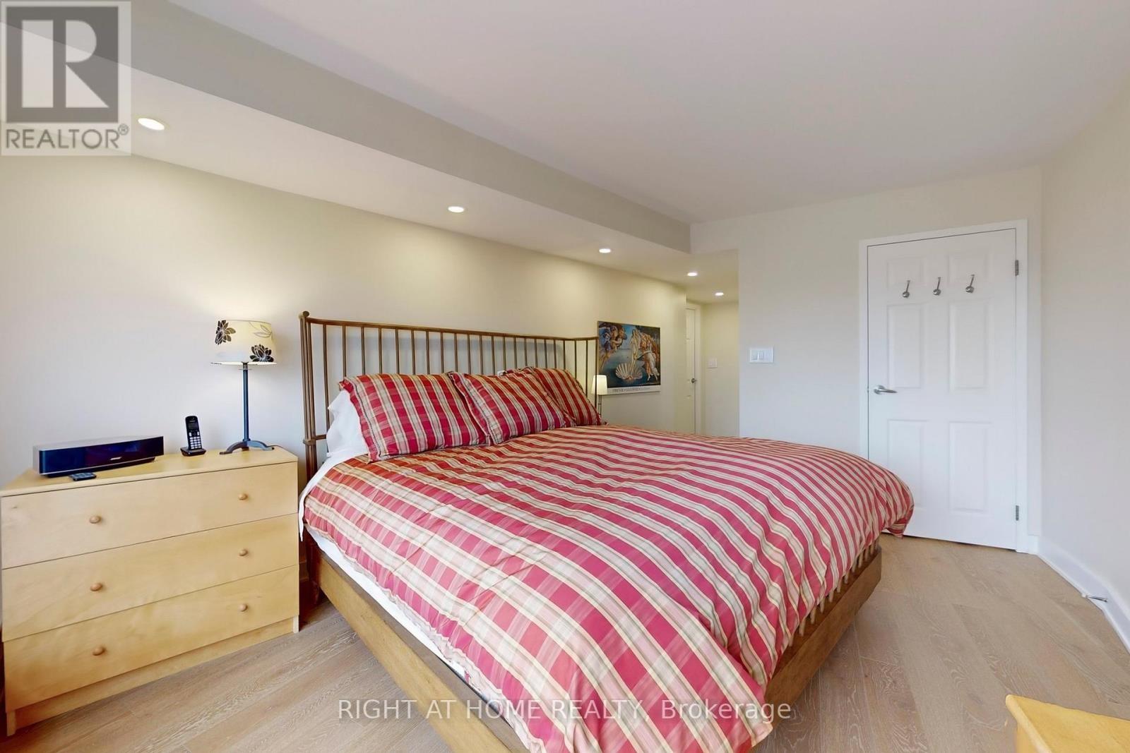 












2316 - 25 THE ESPLANADE

,
Toronto (Waterfront Communities),




Ontario
M5E1W5

