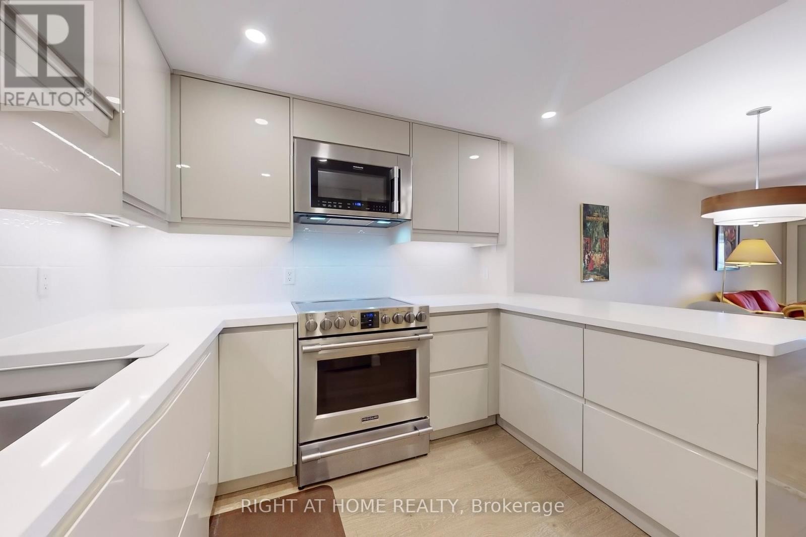 












2316 - 25 THE ESPLANADE

,
Toronto (Waterfront Communities),




Ontario
M5E1W5

