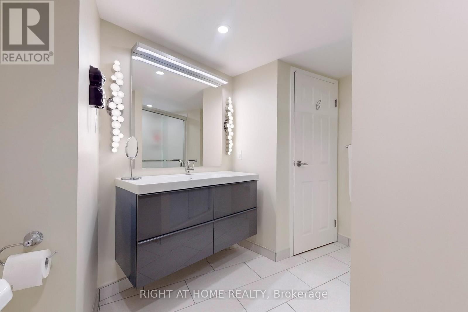 












2316 - 25 THE ESPLANADE

,
Toronto (Waterfront Communities),




Ontario
M5E1W5

