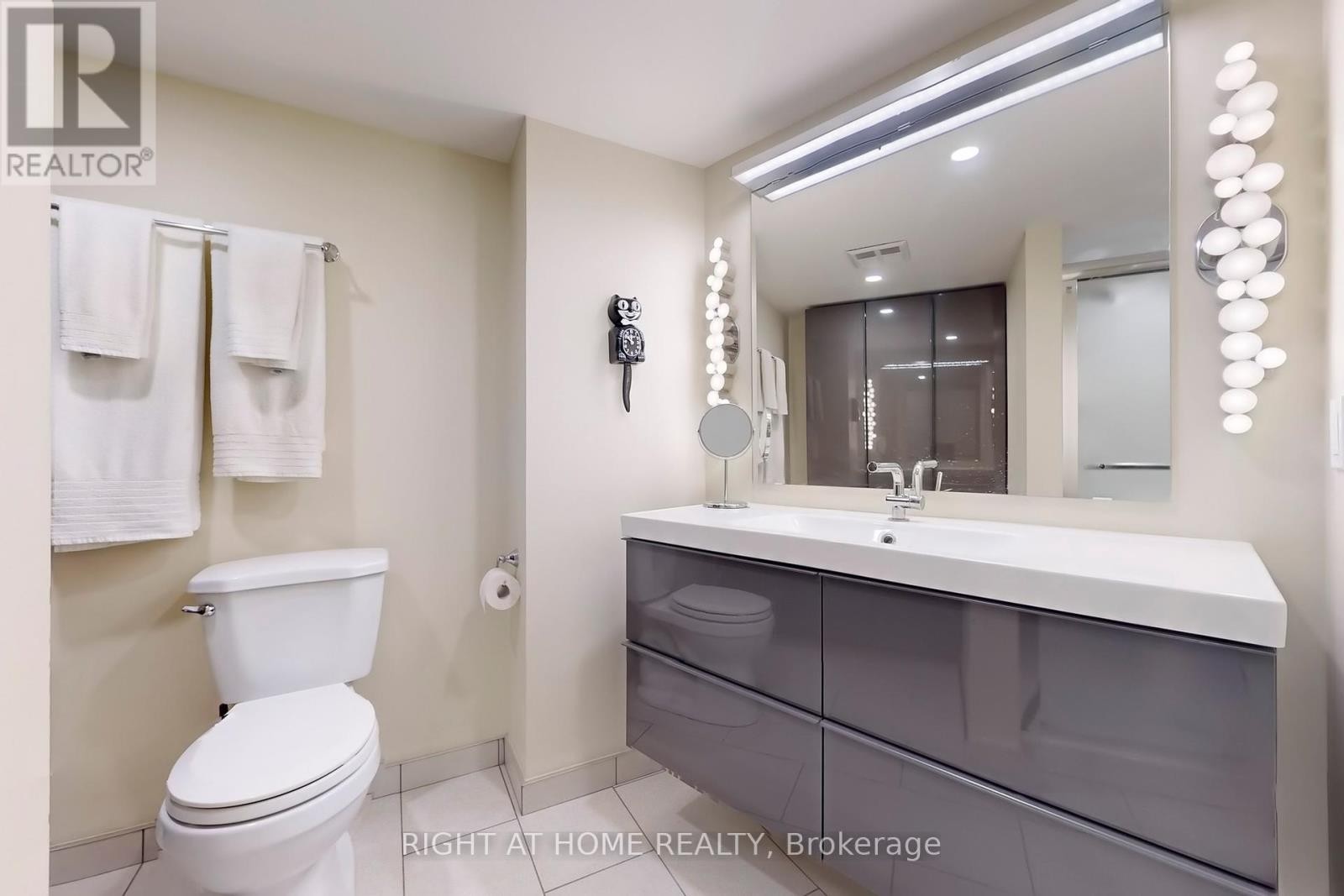 












2316 - 25 THE ESPLANADE

,
Toronto (Waterfront Communities),




Ontario
M5E1W5

