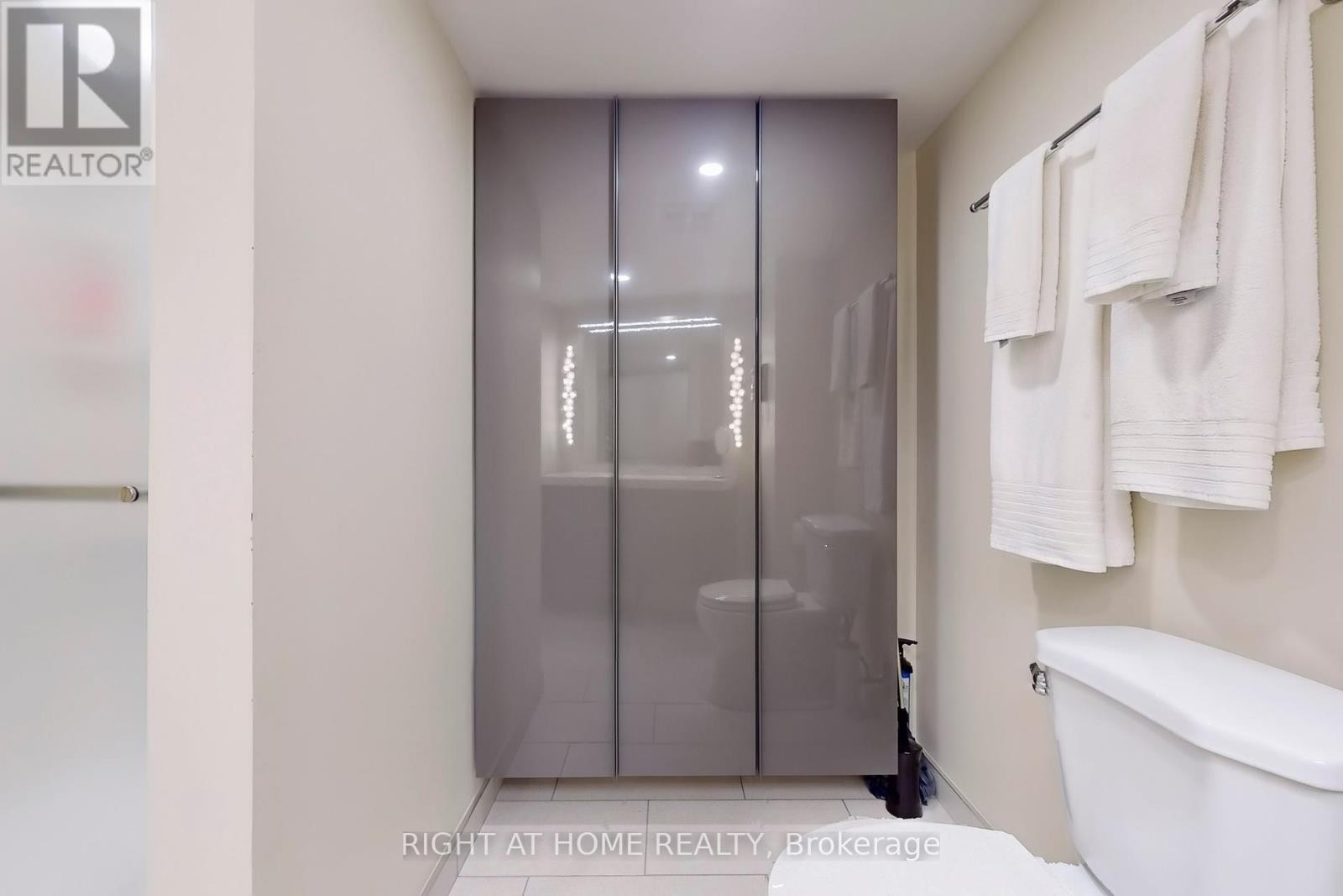 












2316 - 25 THE ESPLANADE

,
Toronto (Waterfront Communities),




Ontario
M5E1W5


