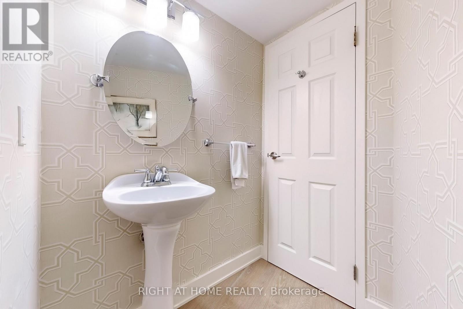 












2316 - 25 THE ESPLANADE

,
Toronto (Waterfront Communities),




Ontario
M5E1W5


