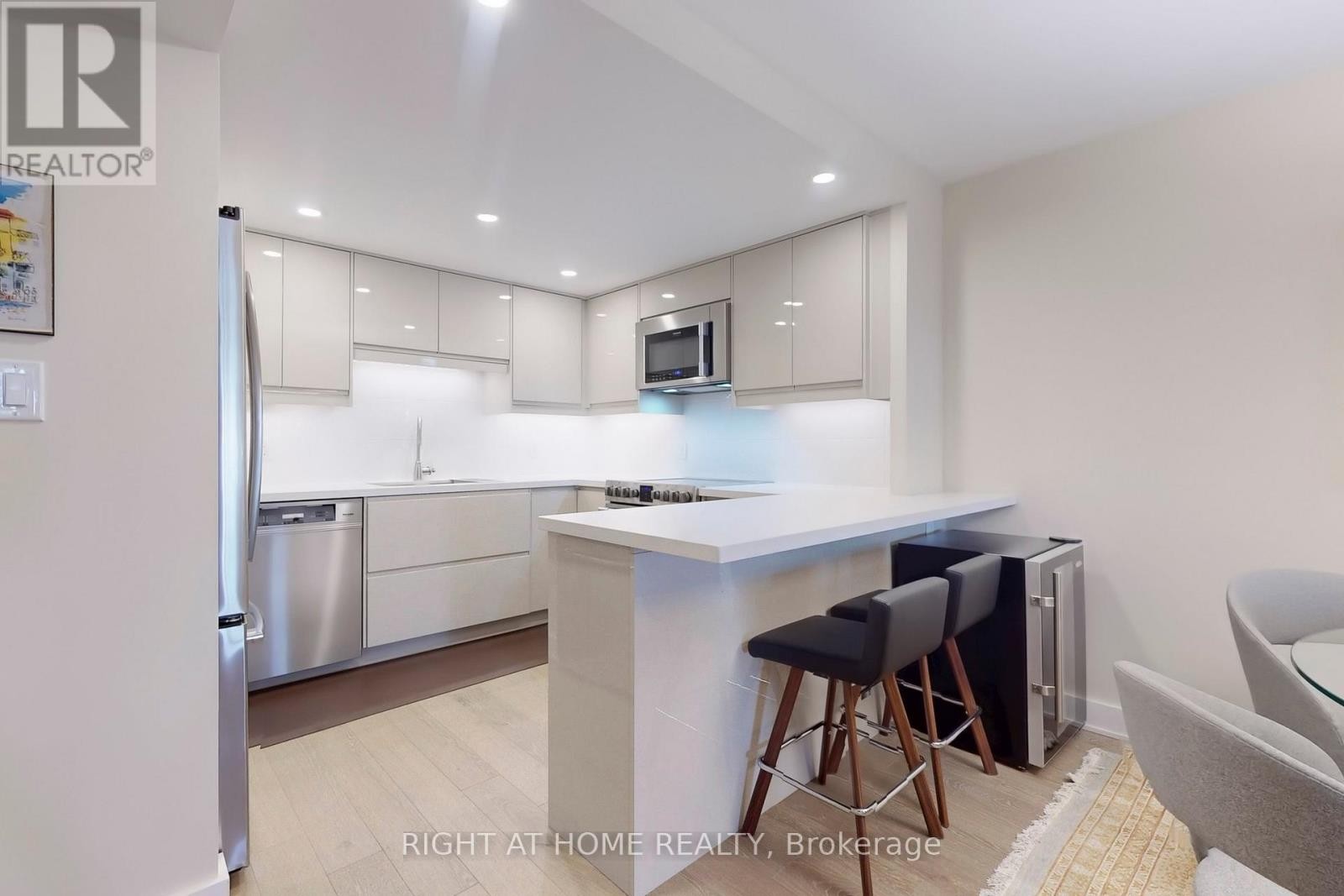 












2316 - 25 THE ESPLANADE

,
Toronto (Waterfront Communities),




Ontario
M5E1W5

