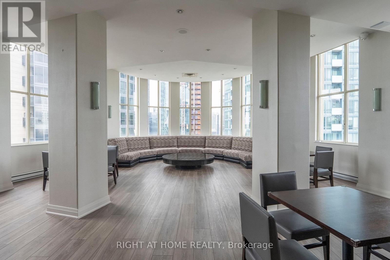 












2316 - 25 THE ESPLANADE

,
Toronto (Waterfront Communities),




Ontario
M5E1W5

