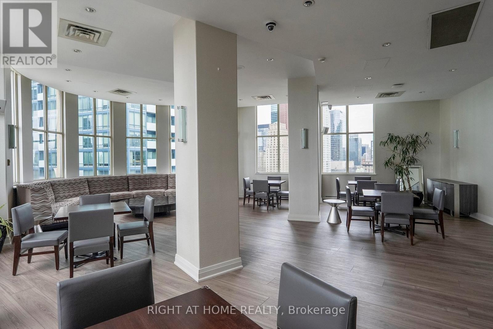 












2316 - 25 THE ESPLANADE

,
Toronto (Waterfront Communities),




Ontario
M5E1W5

