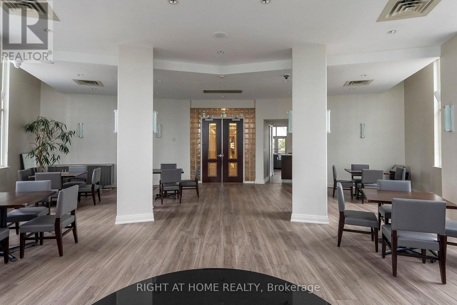 












2316 - 25 THE ESPLANADE

,
Toronto (Waterfront Communities),




Ontario
M5E1W5

