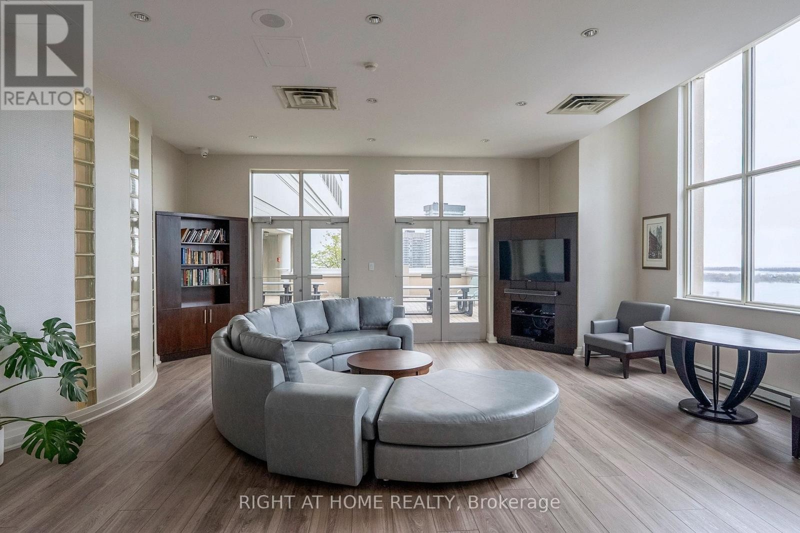 












2316 - 25 THE ESPLANADE

,
Toronto (Waterfront Communities),




Ontario
M5E1W5

