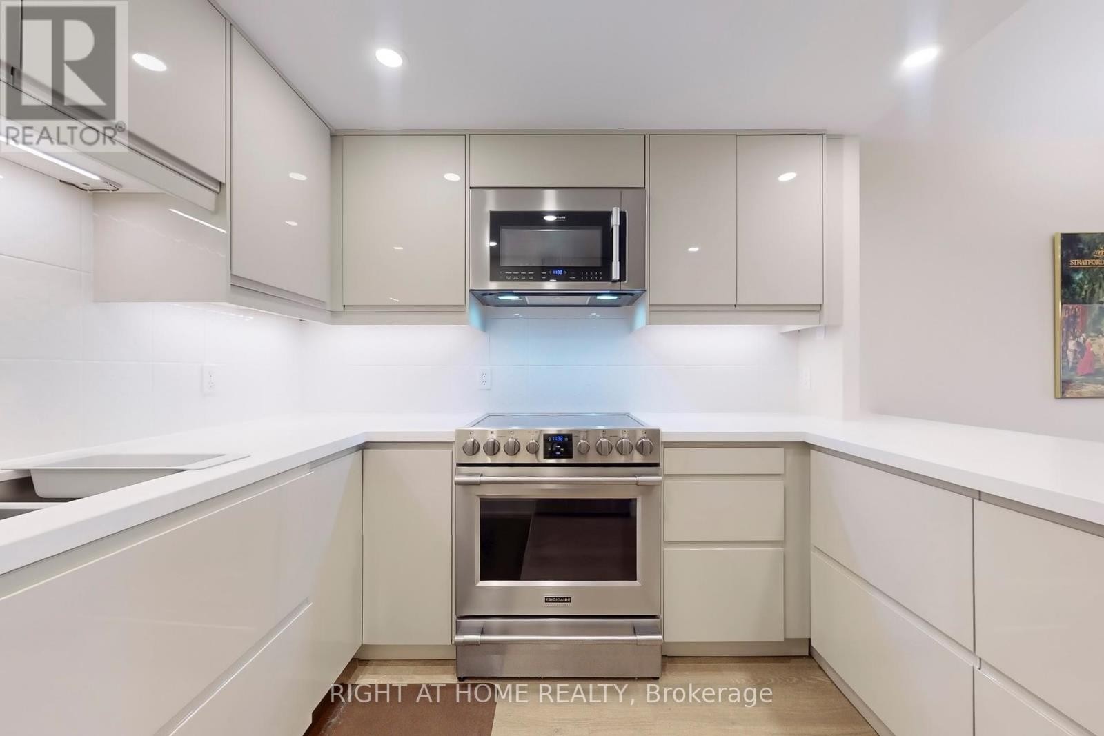 












2316 - 25 THE ESPLANADE

,
Toronto (Waterfront Communities),




Ontario
M5E1W5

