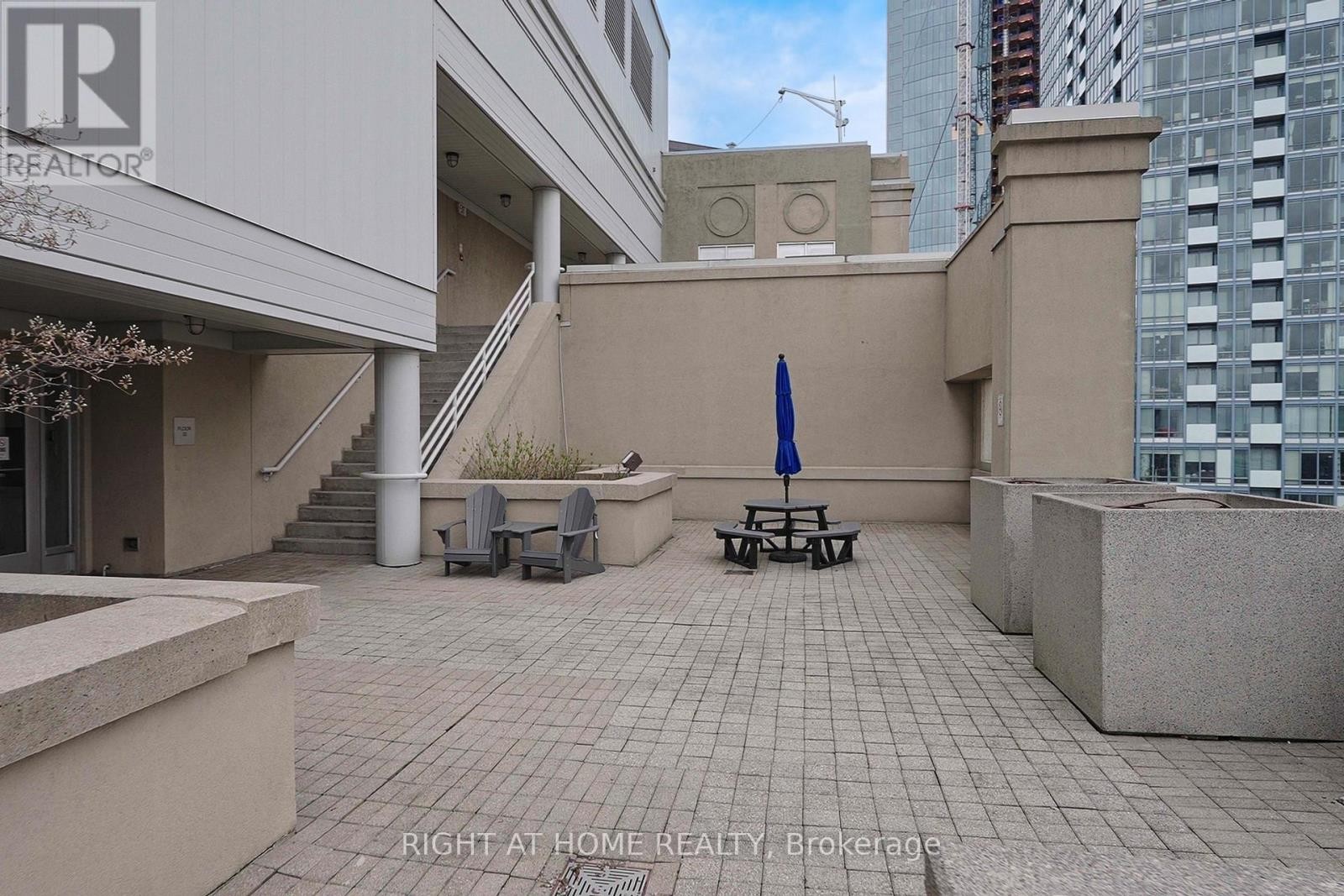 












2316 - 25 THE ESPLANADE

,
Toronto (Waterfront Communities),




Ontario
M5E1W5

