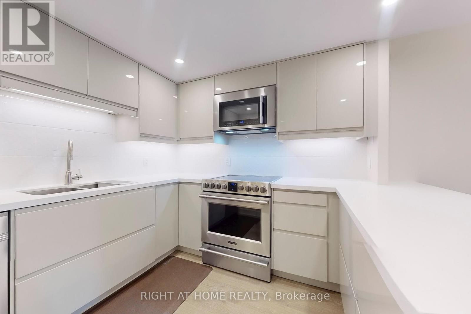 












2316 - 25 THE ESPLANADE

,
Toronto (Waterfront Communities),




Ontario
M5E1W5

