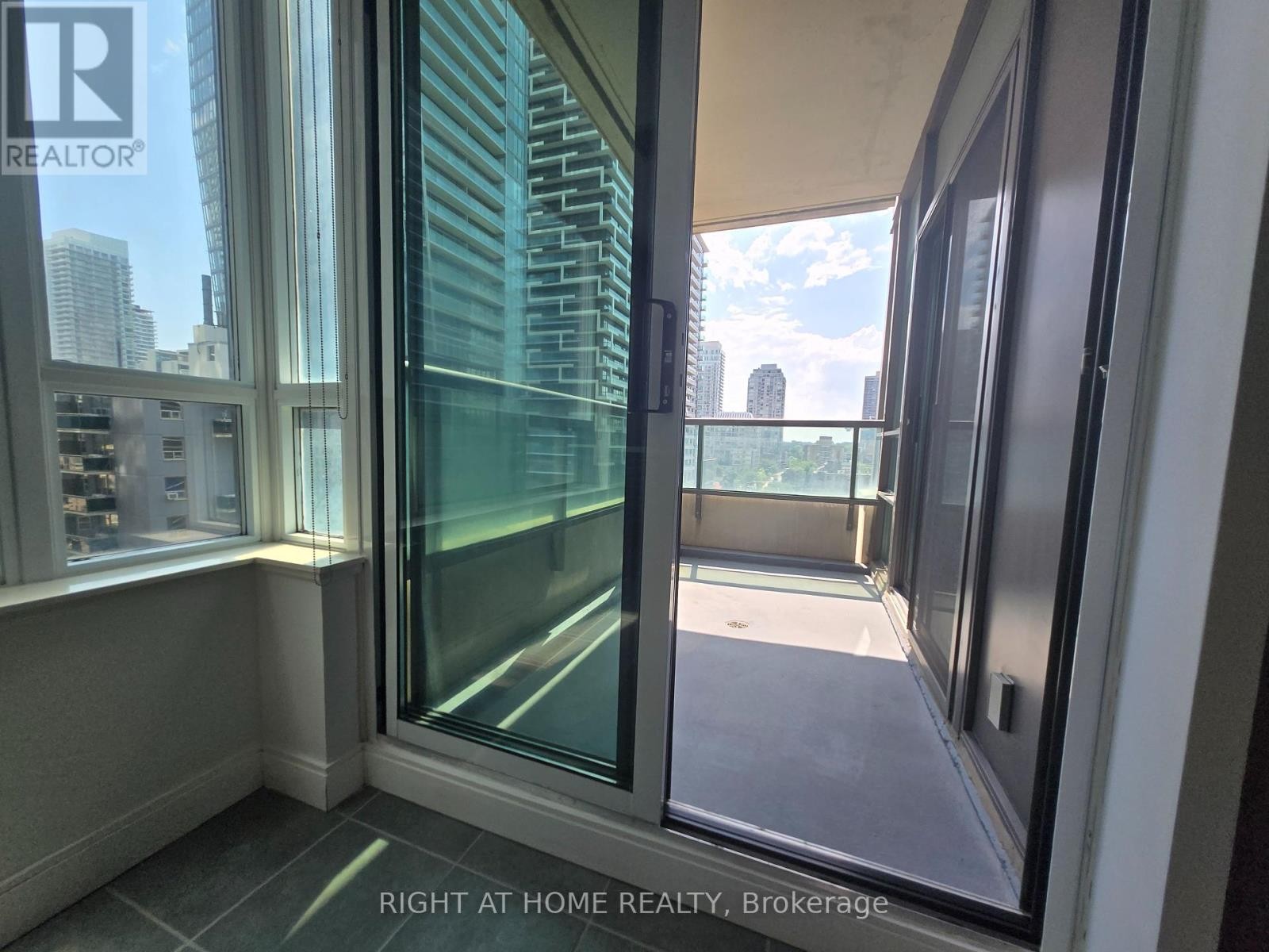 












905 - 88 BROADWAY AVENUE W

,
Toronto (Mount Pleasant West),




Ontario
M4P0A5


