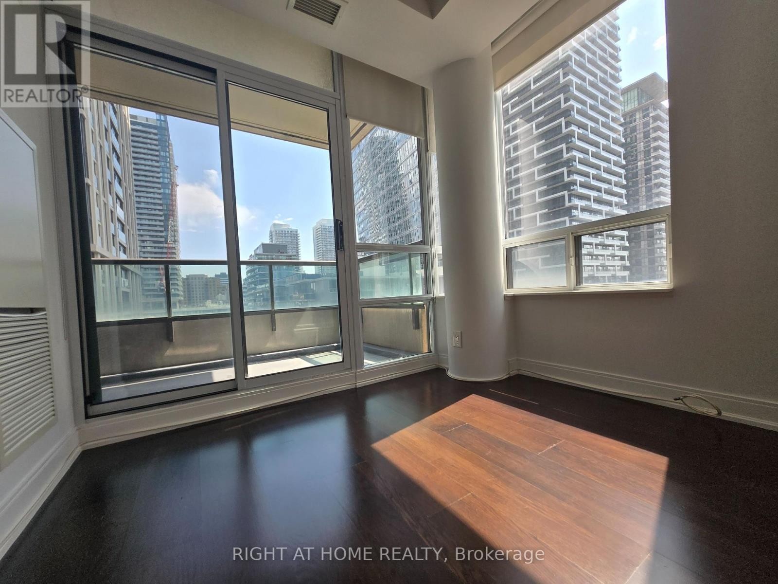 












905 - 88 BROADWAY AVENUE W

,
Toronto (Mount Pleasant West),




Ontario
M4P0A5

