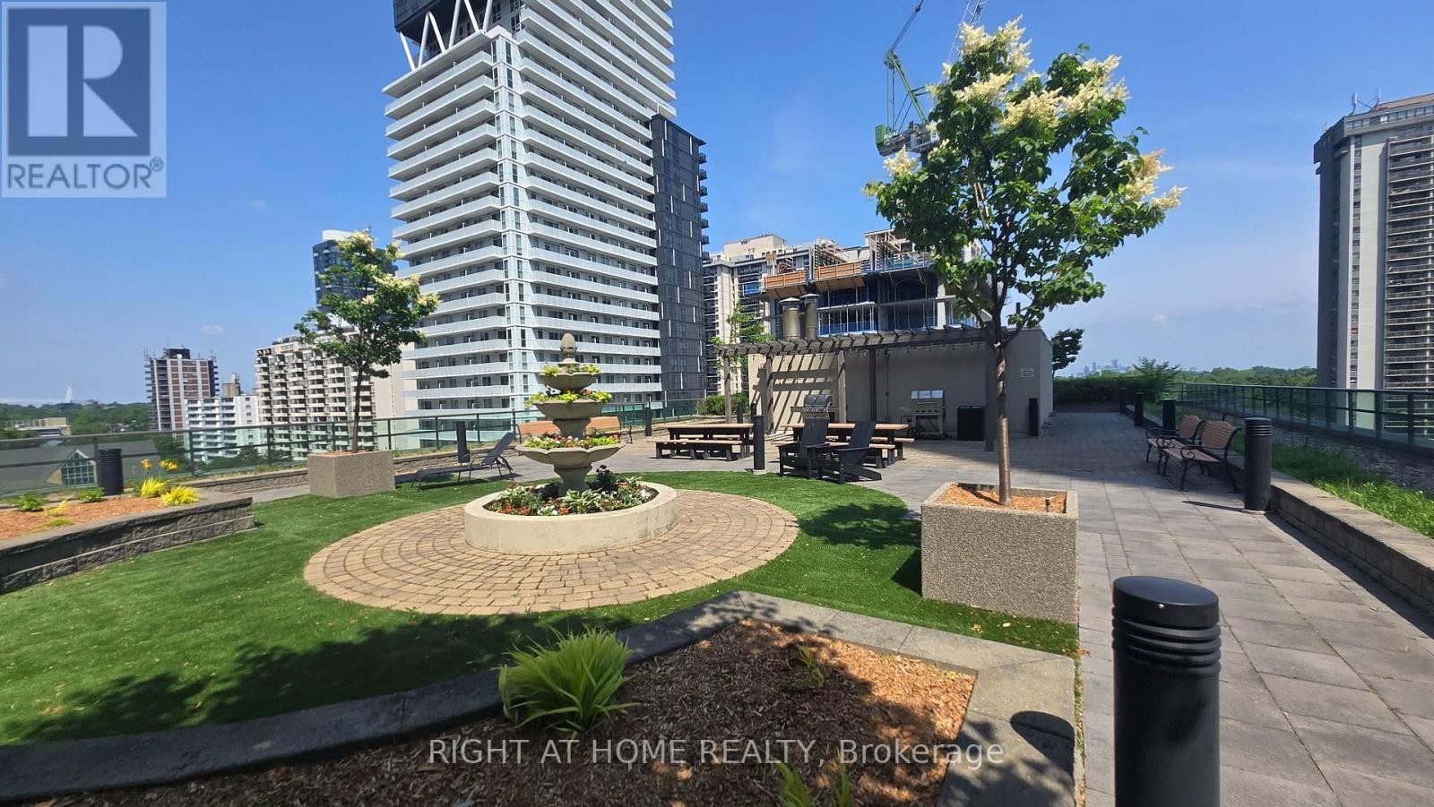 












905 - 88 BROADWAY AVENUE W

,
Toronto (Mount Pleasant West),




Ontario
M4P0A5

