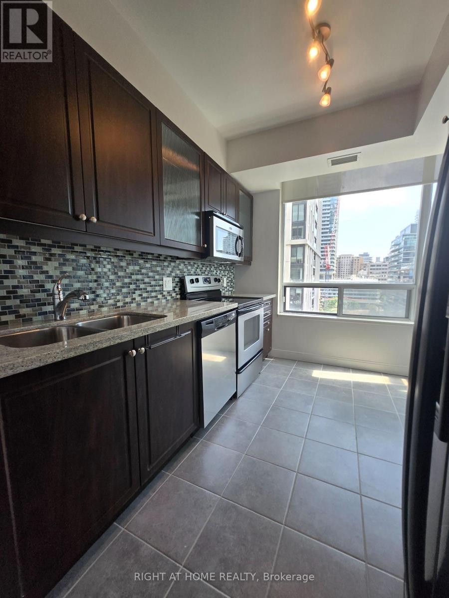 












905 - 88 BROADWAY AVENUE W

,
Toronto (Mount Pleasant West),




Ontario
M4P0A5

