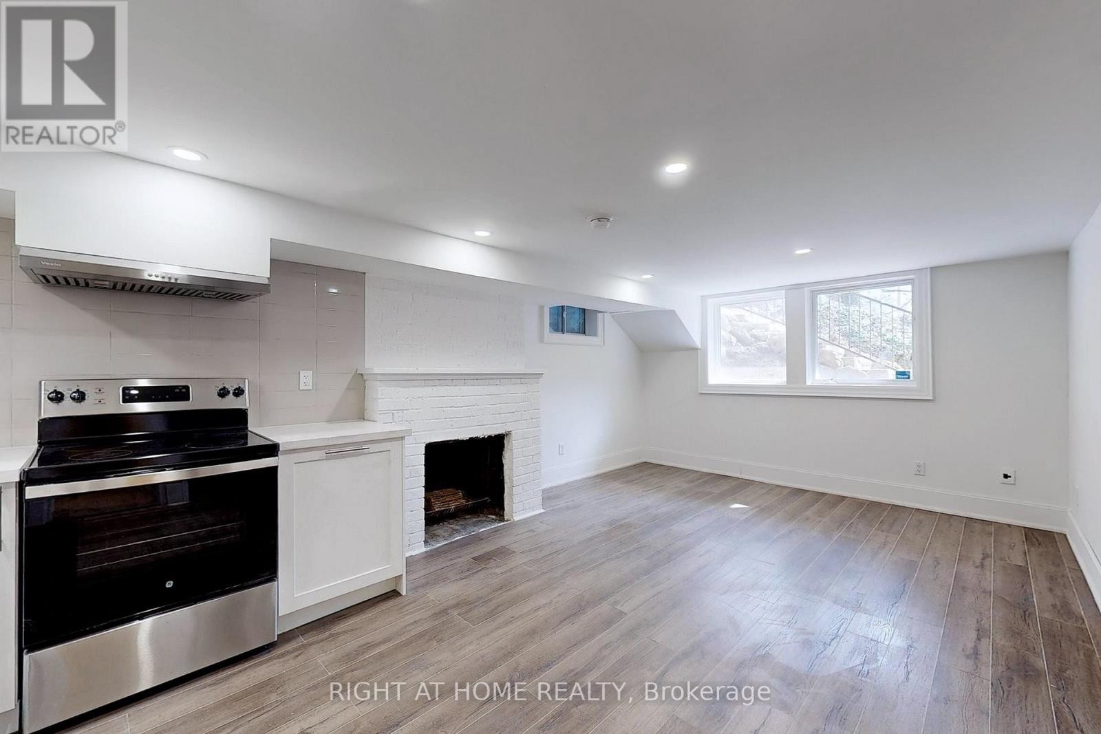 












33 GLENGOWAN ROAD

,
Toronto (Lawrence Park South),




Ontario
M4N1E9


