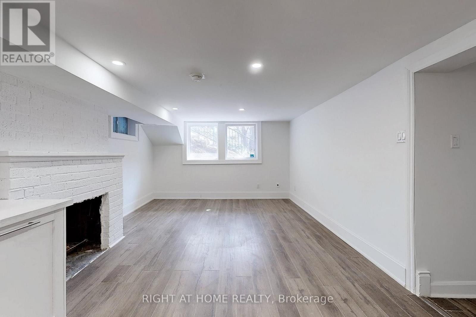 












33 GLENGOWAN ROAD

,
Toronto (Lawrence Park South),




Ontario
M4N1E9

