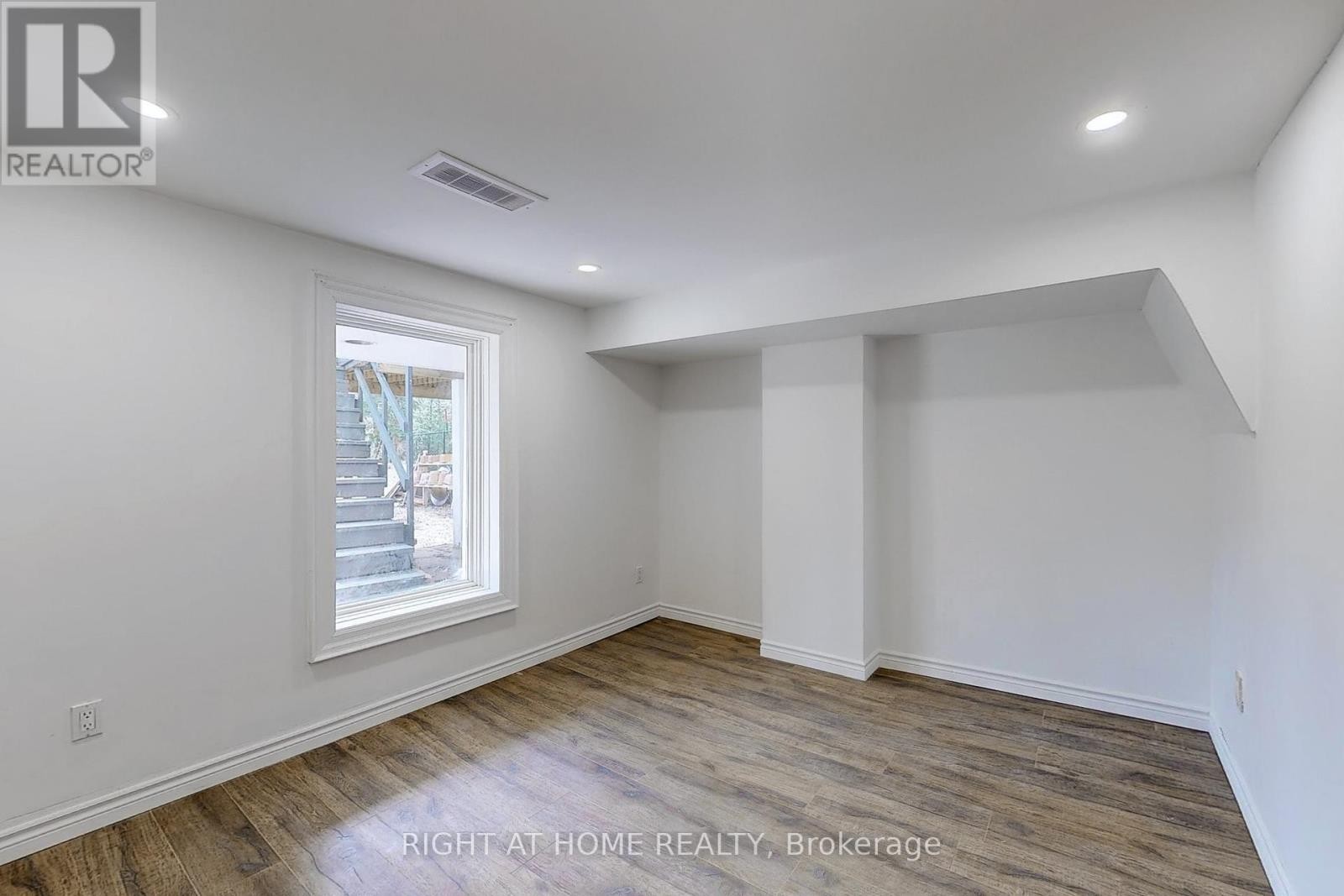 












33 GLENGOWAN ROAD

,
Toronto (Lawrence Park South),




Ontario
M4N1E9

