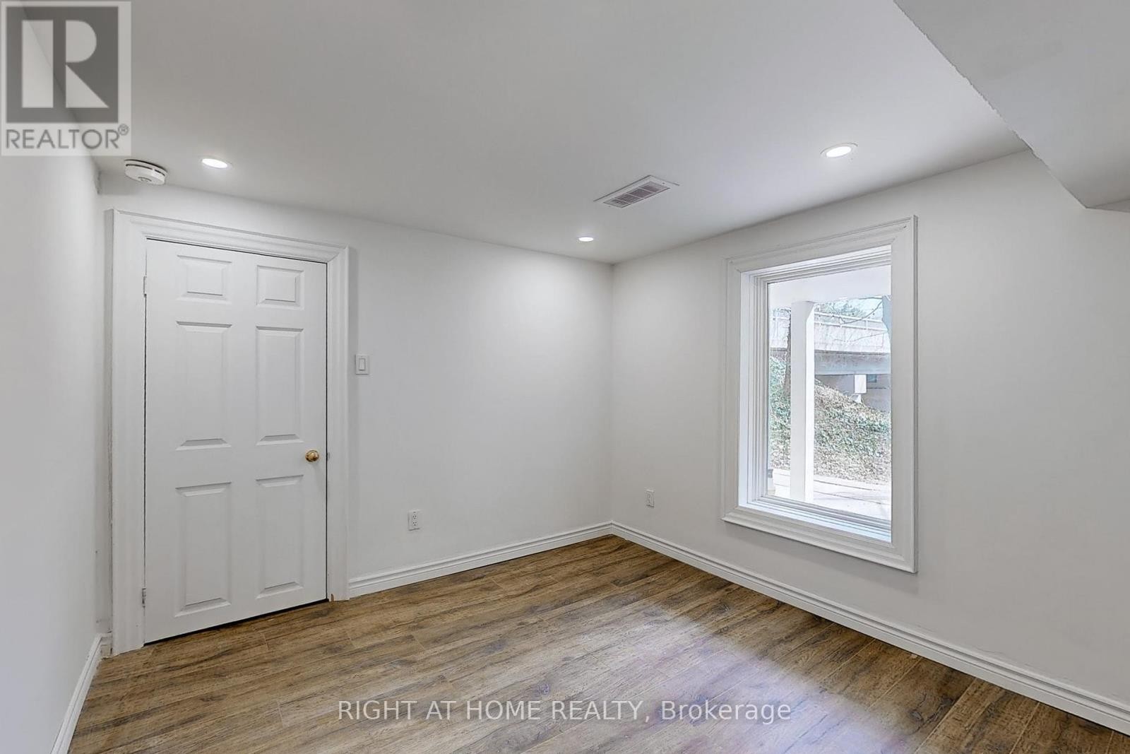 












33 GLENGOWAN ROAD

,
Toronto (Lawrence Park South),




Ontario
M4N1E9

