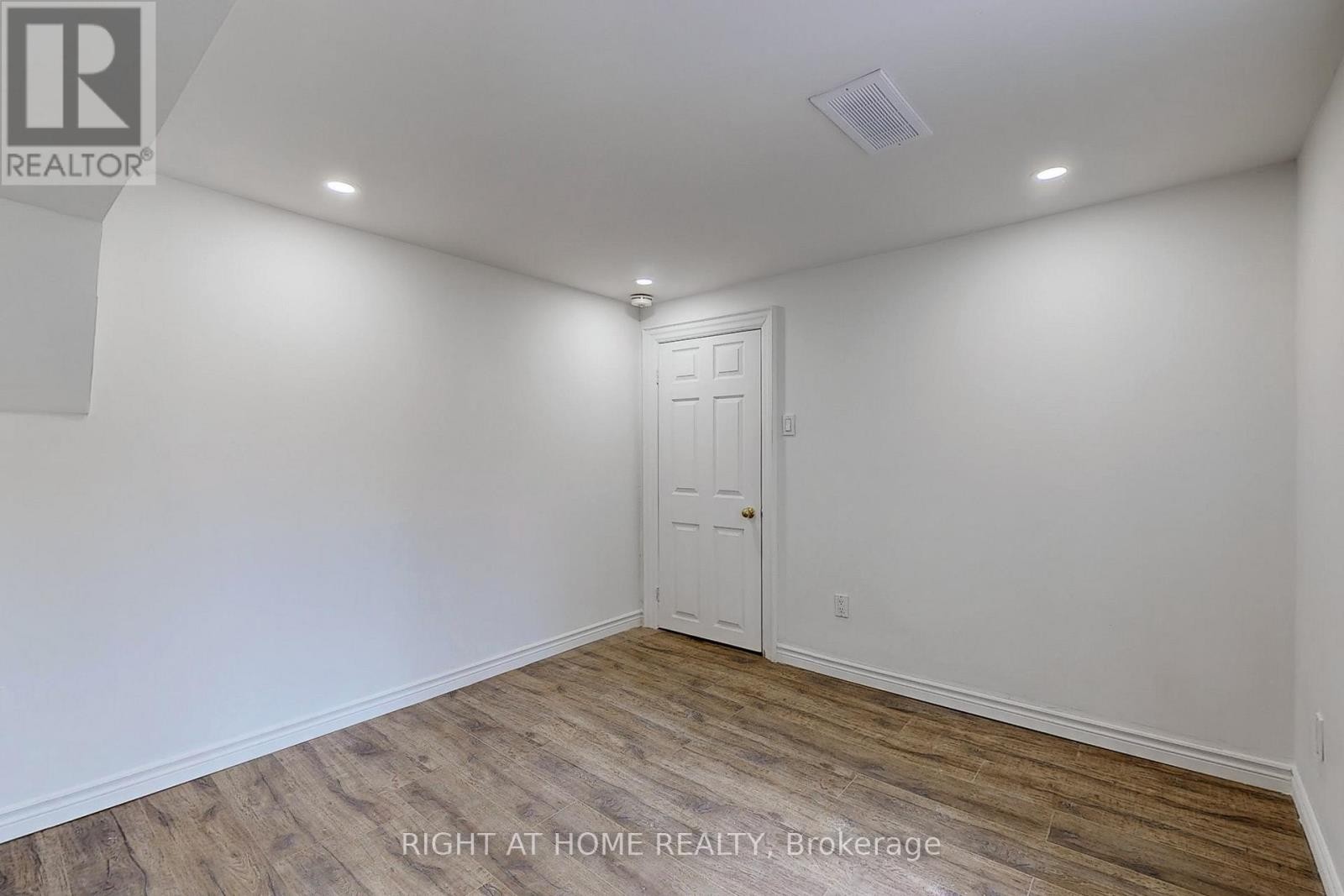 












33 GLENGOWAN ROAD

,
Toronto (Lawrence Park South),




Ontario
M4N1E9

