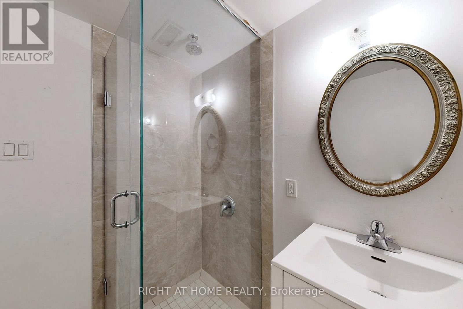 












33 GLENGOWAN ROAD

,
Toronto (Lawrence Park South),




Ontario
M4N1E9

