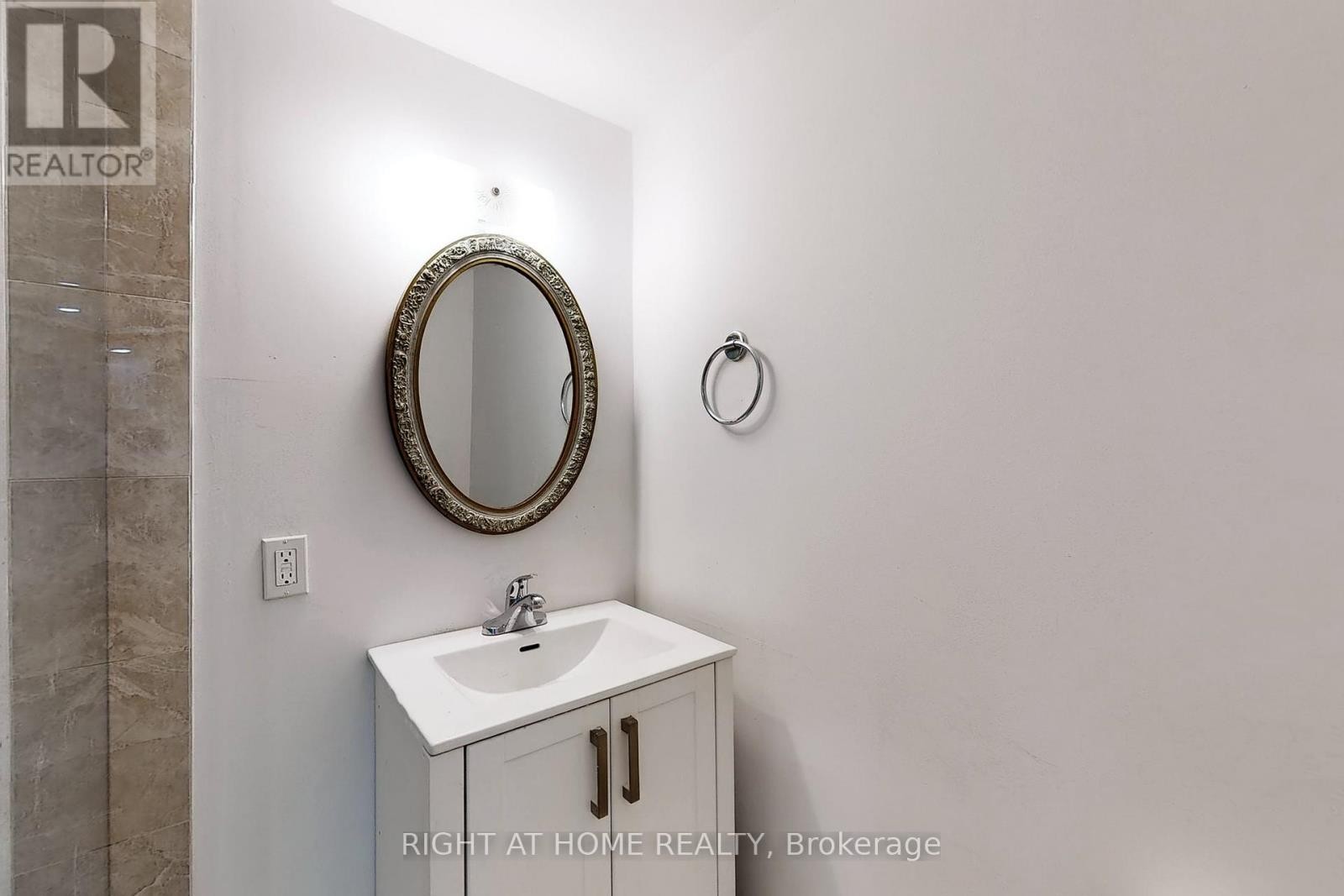 












33 GLENGOWAN ROAD

,
Toronto (Lawrence Park South),




Ontario
M4N1E9

