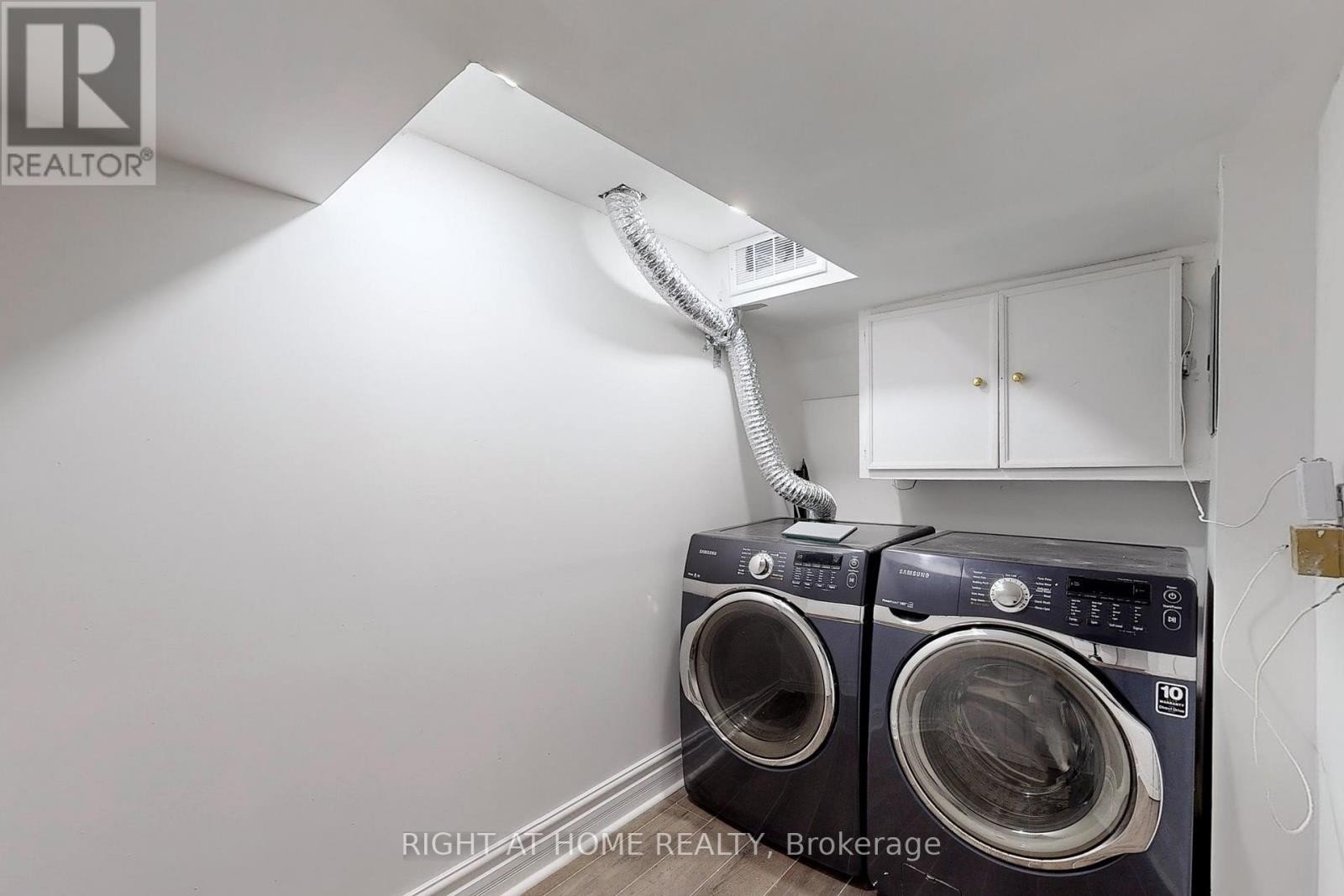 












33 GLENGOWAN ROAD

,
Toronto (Lawrence Park South),




Ontario
M4N1E9

