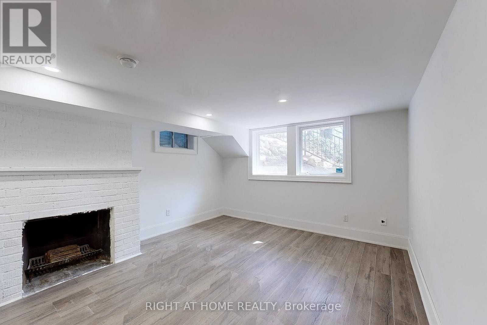 












33 GLENGOWAN ROAD

,
Toronto (Lawrence Park South),




Ontario
M4N1E9


