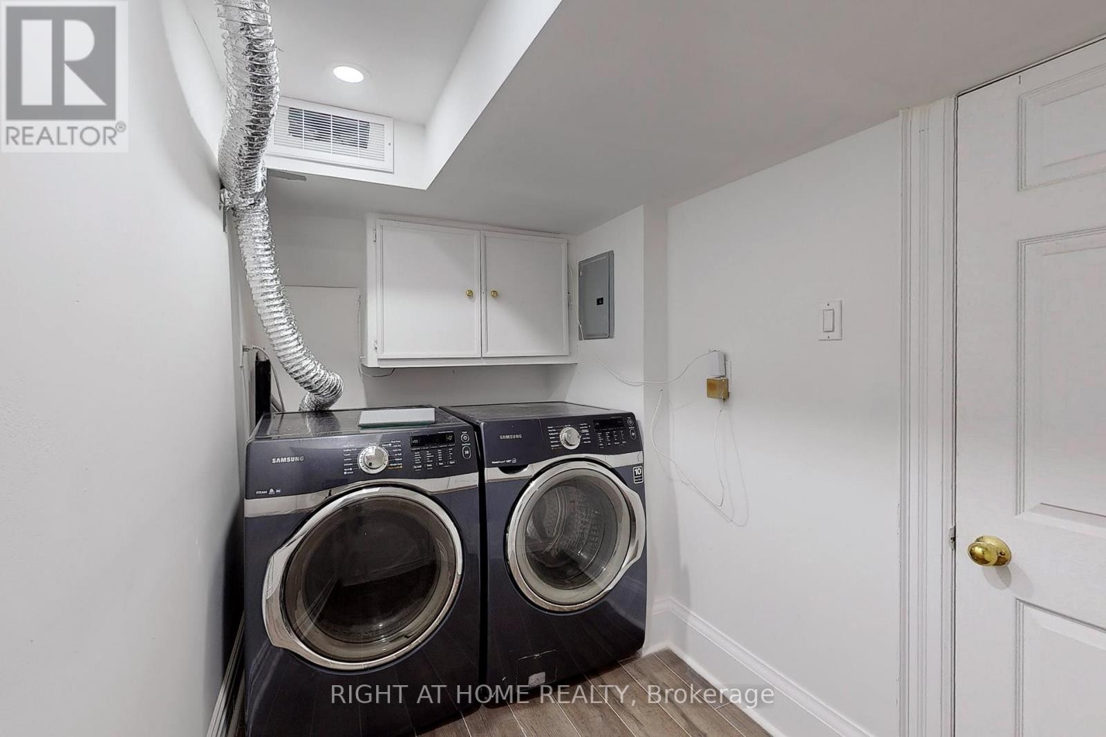 












33 GLENGOWAN ROAD

,
Toronto (Lawrence Park South),




Ontario
M4N1E9

