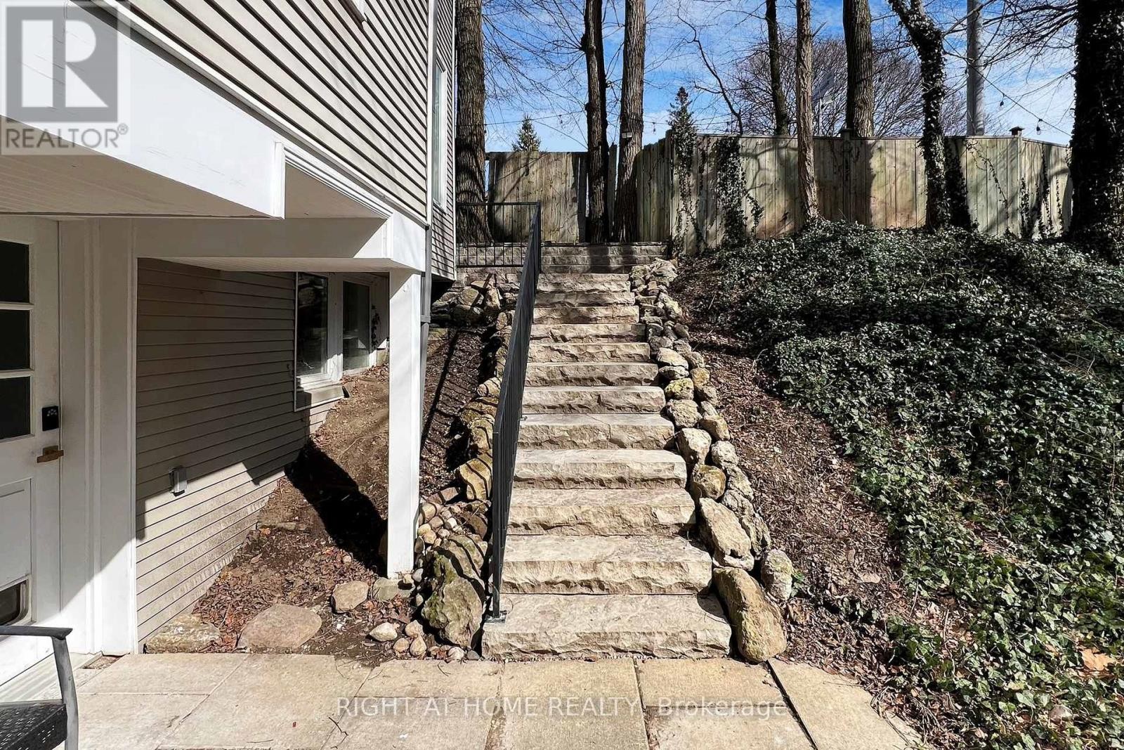 












33 GLENGOWAN ROAD

,
Toronto (Lawrence Park South),




Ontario
M4N1E9

