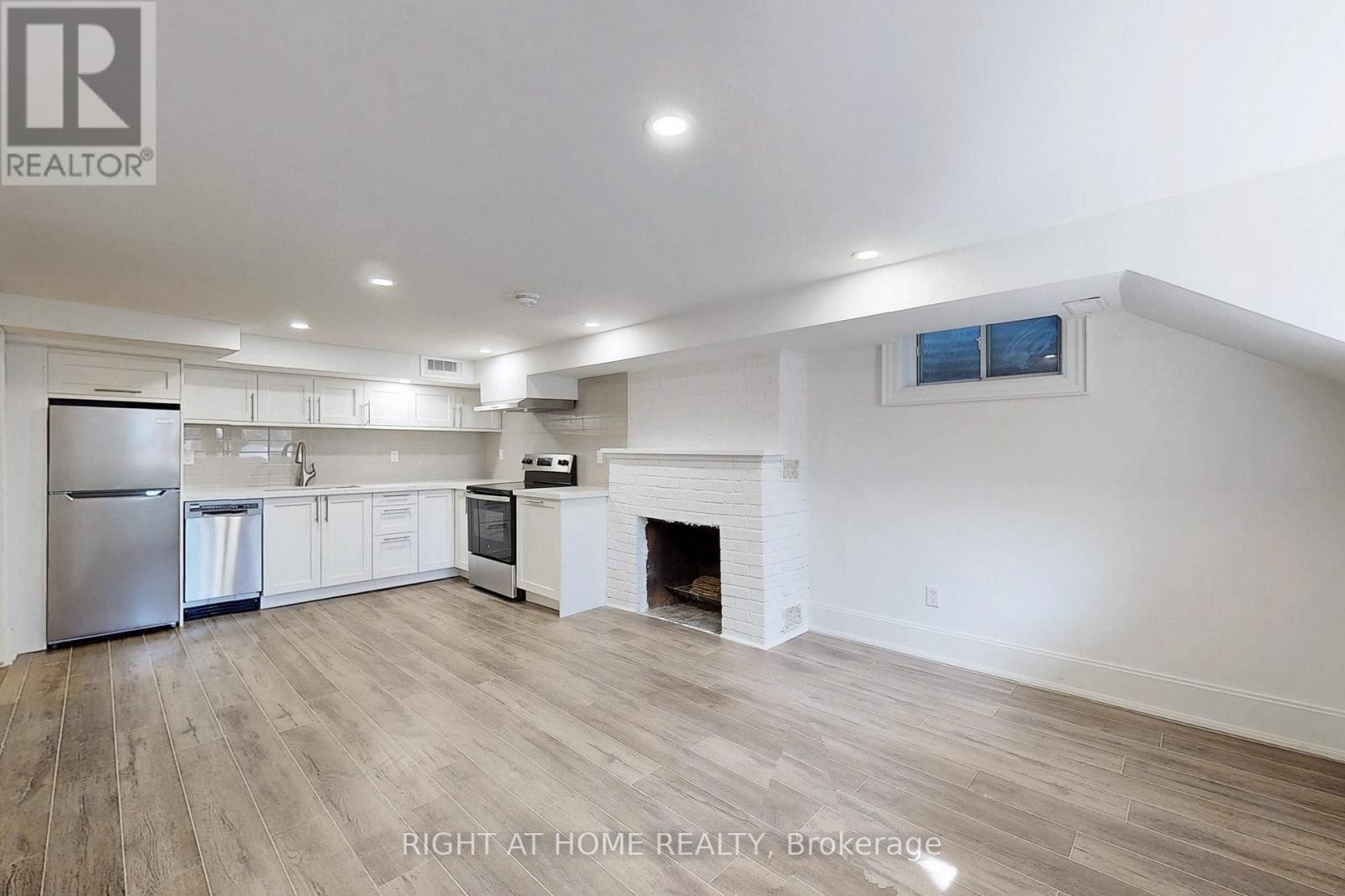 












33 GLENGOWAN ROAD

,
Toronto (Lawrence Park South),




Ontario
M4N1E9

