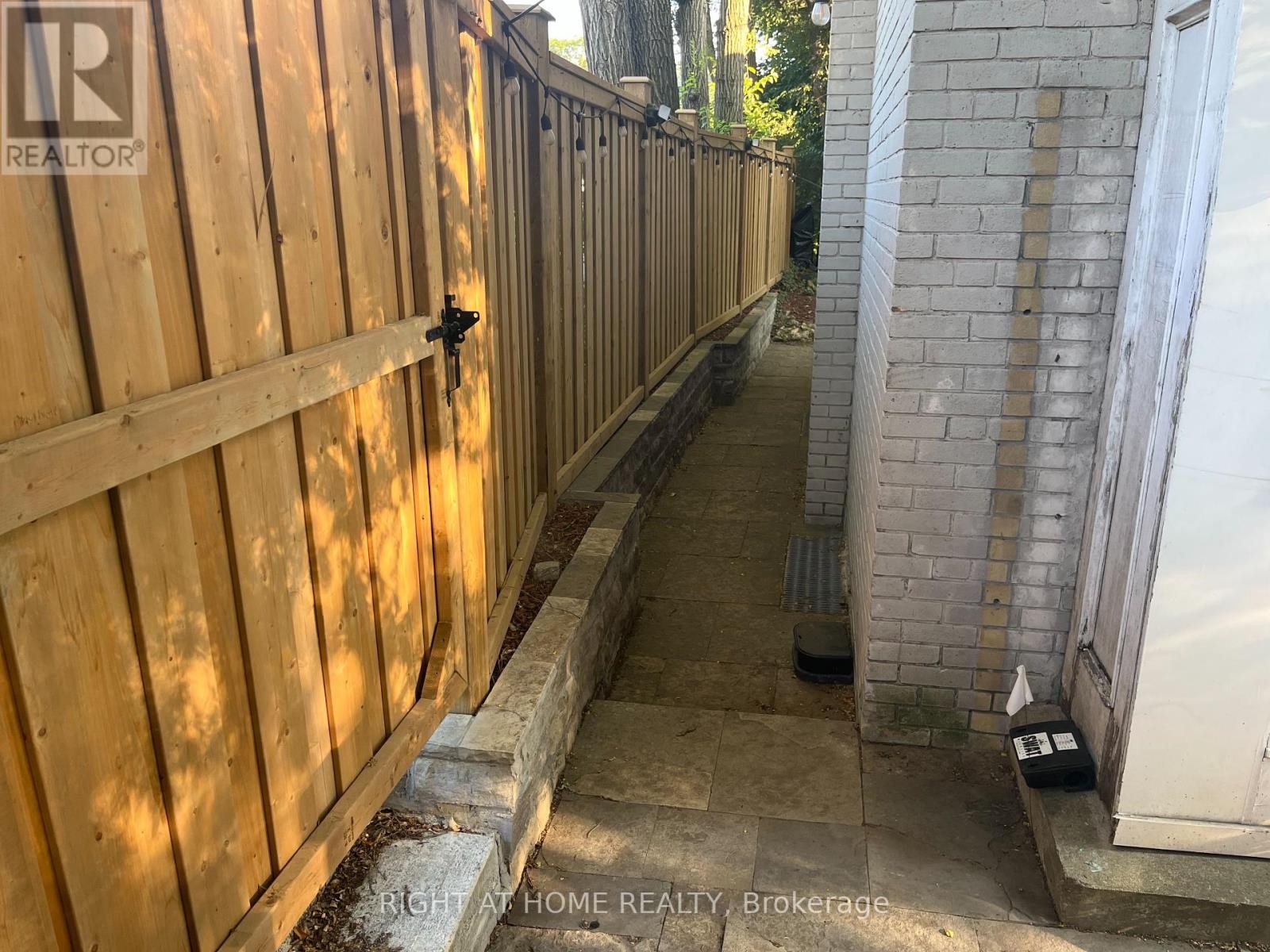 












33 GLENGOWAN ROAD

,
Toronto (Lawrence Park South),




Ontario
M4N1E9

